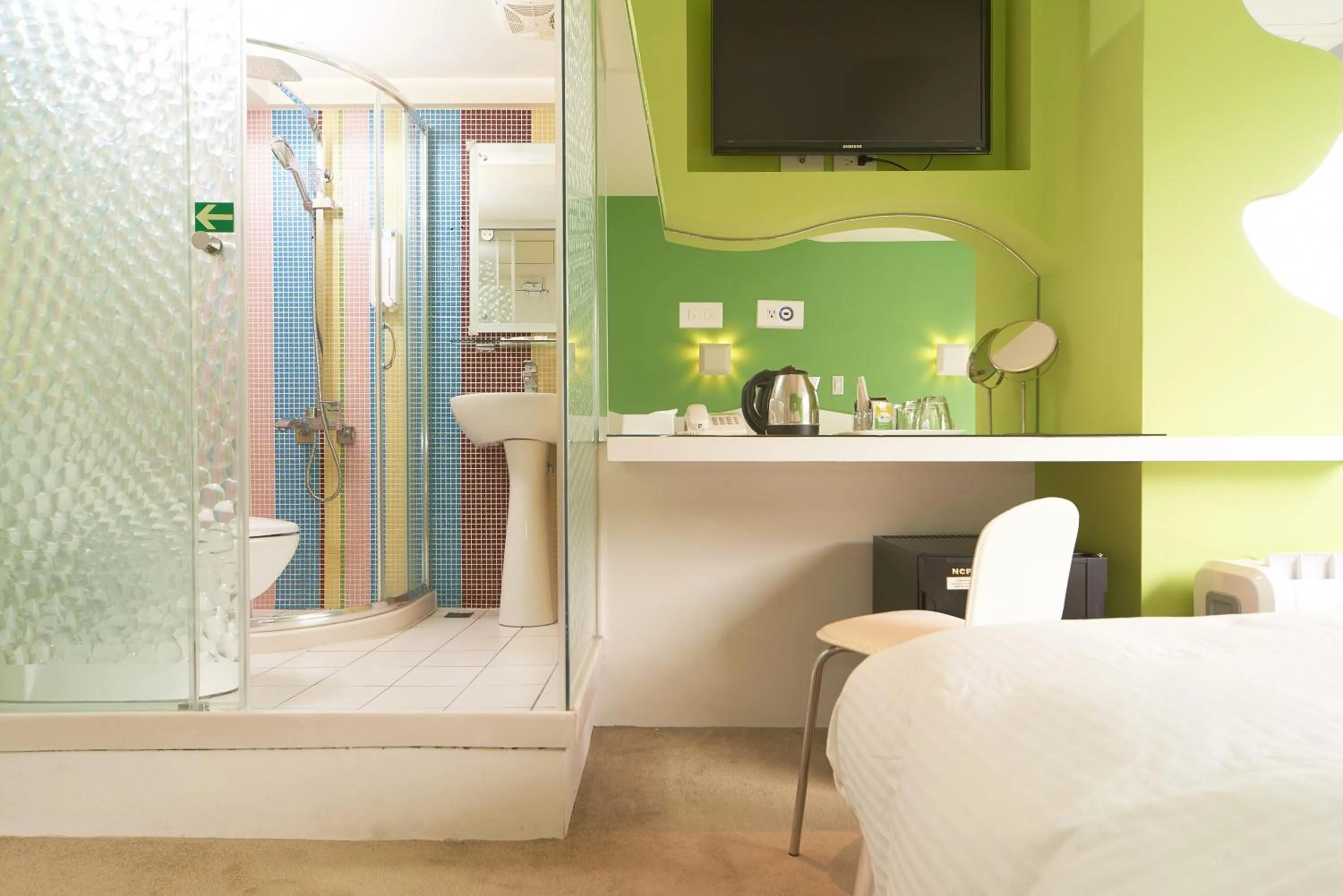 Bathroom, Bed in Forever Inn