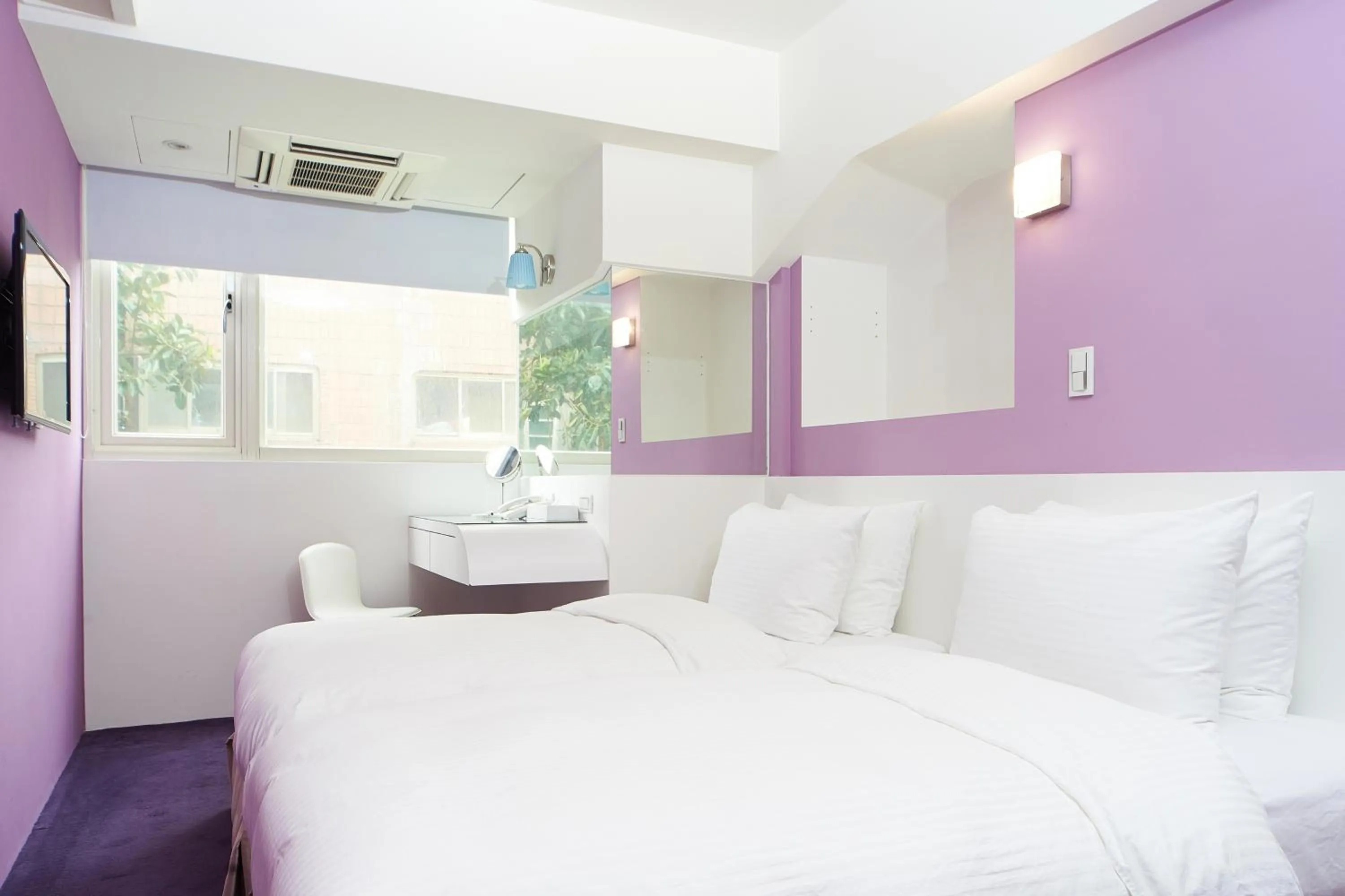 Photo of the whole room, Bed in Forever Inn