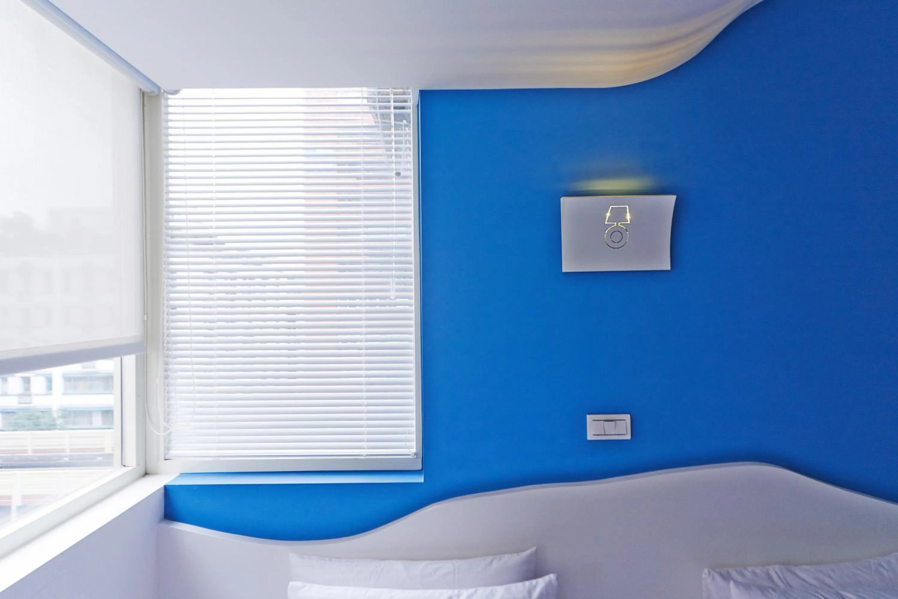 Photo of the whole room, Bed in Forever Inn