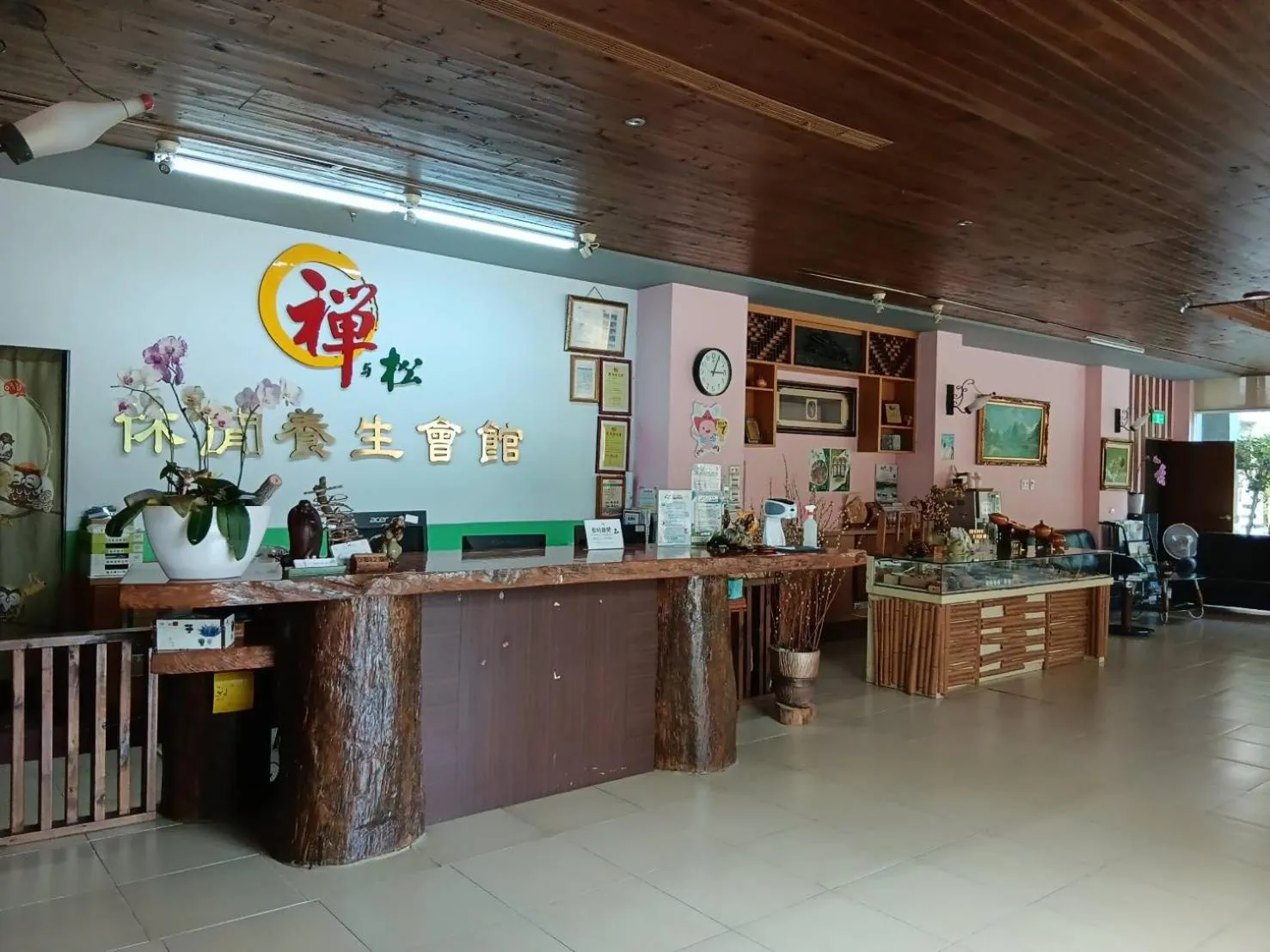 Lounge or bar in Zen and Pine Resort