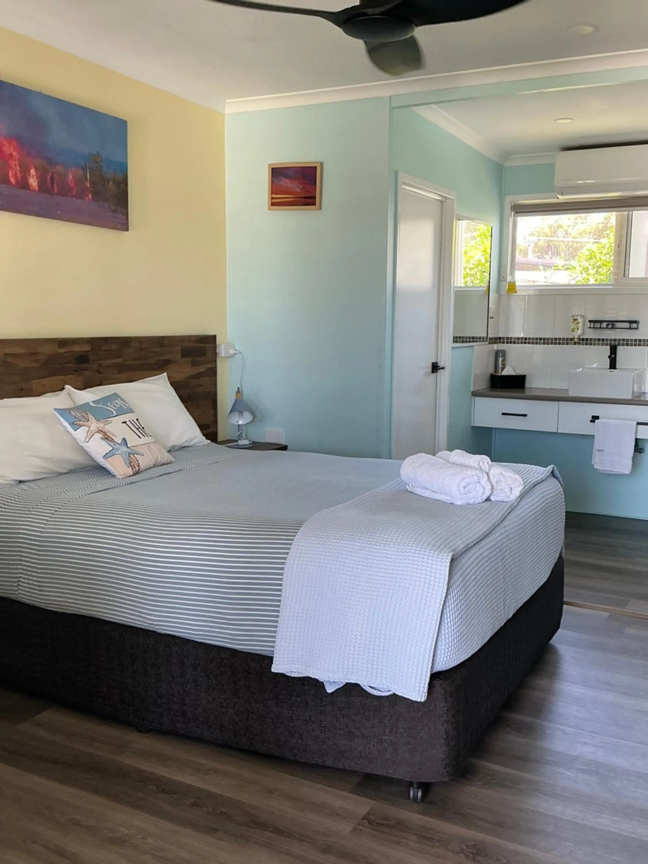 Bed in Moore Park Beach Inn