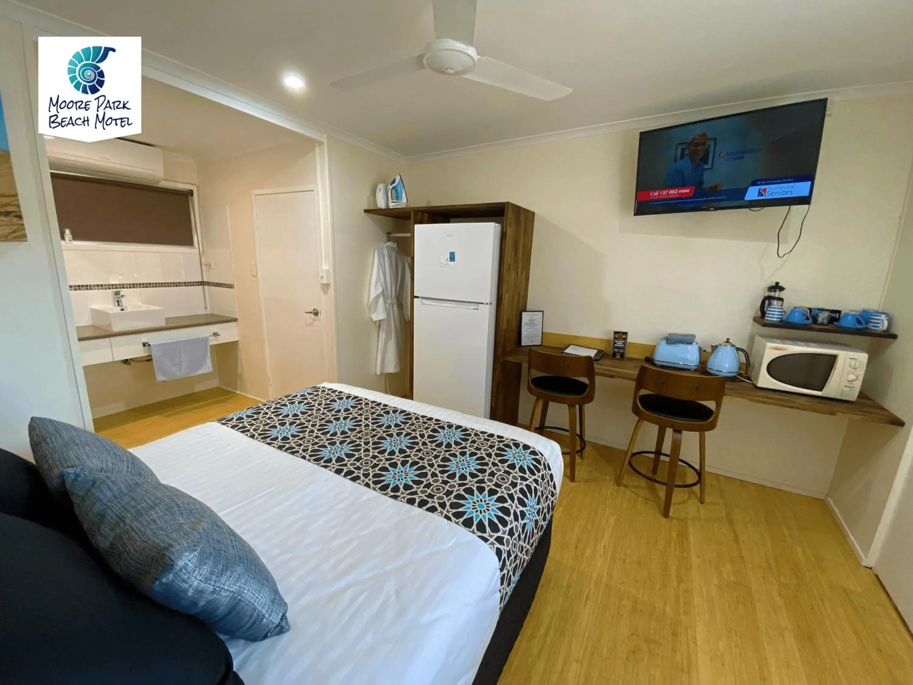 Bed in Moore Park Beach Inn