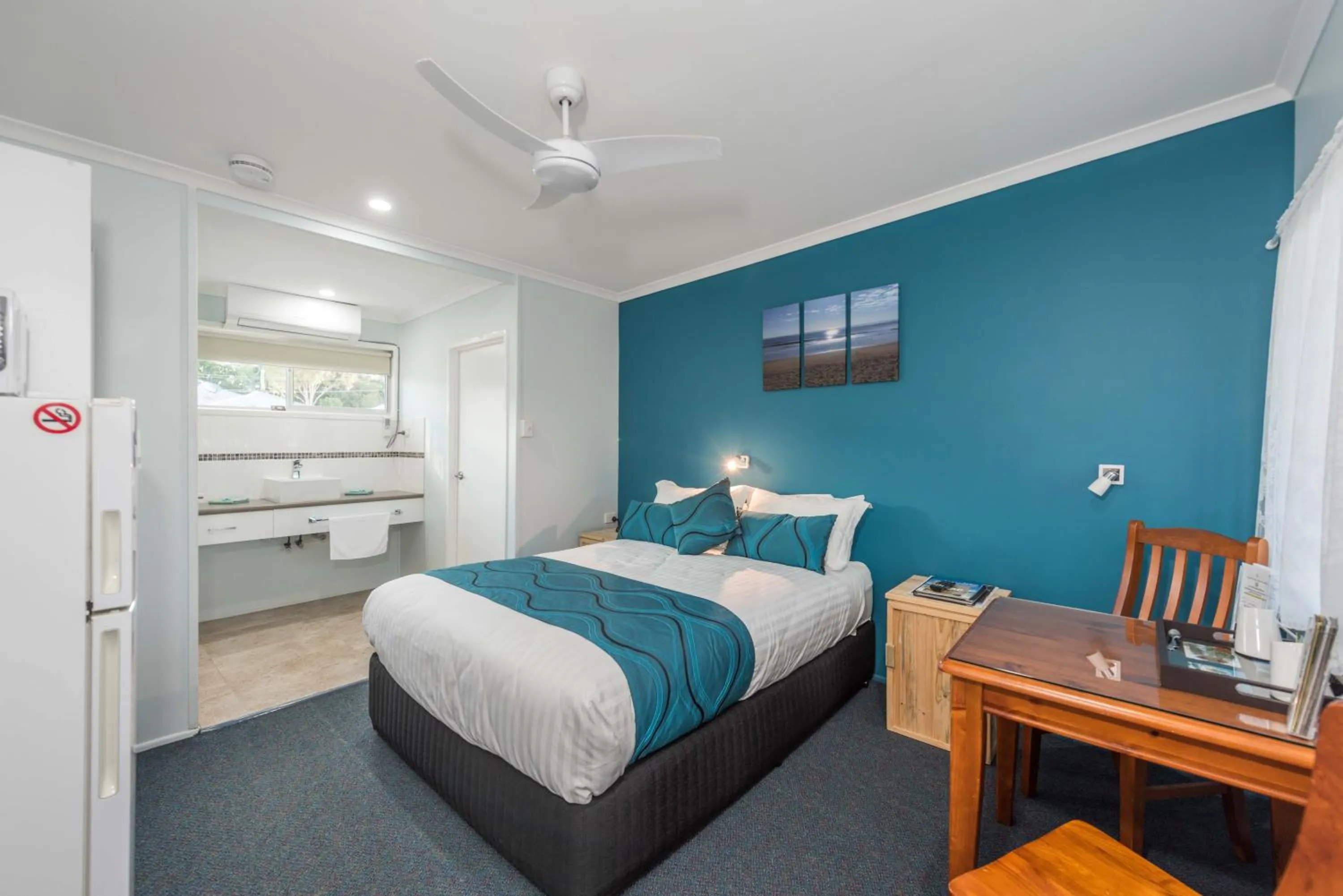 Photo of the whole room, Bed in Moore Park Beach Inn
