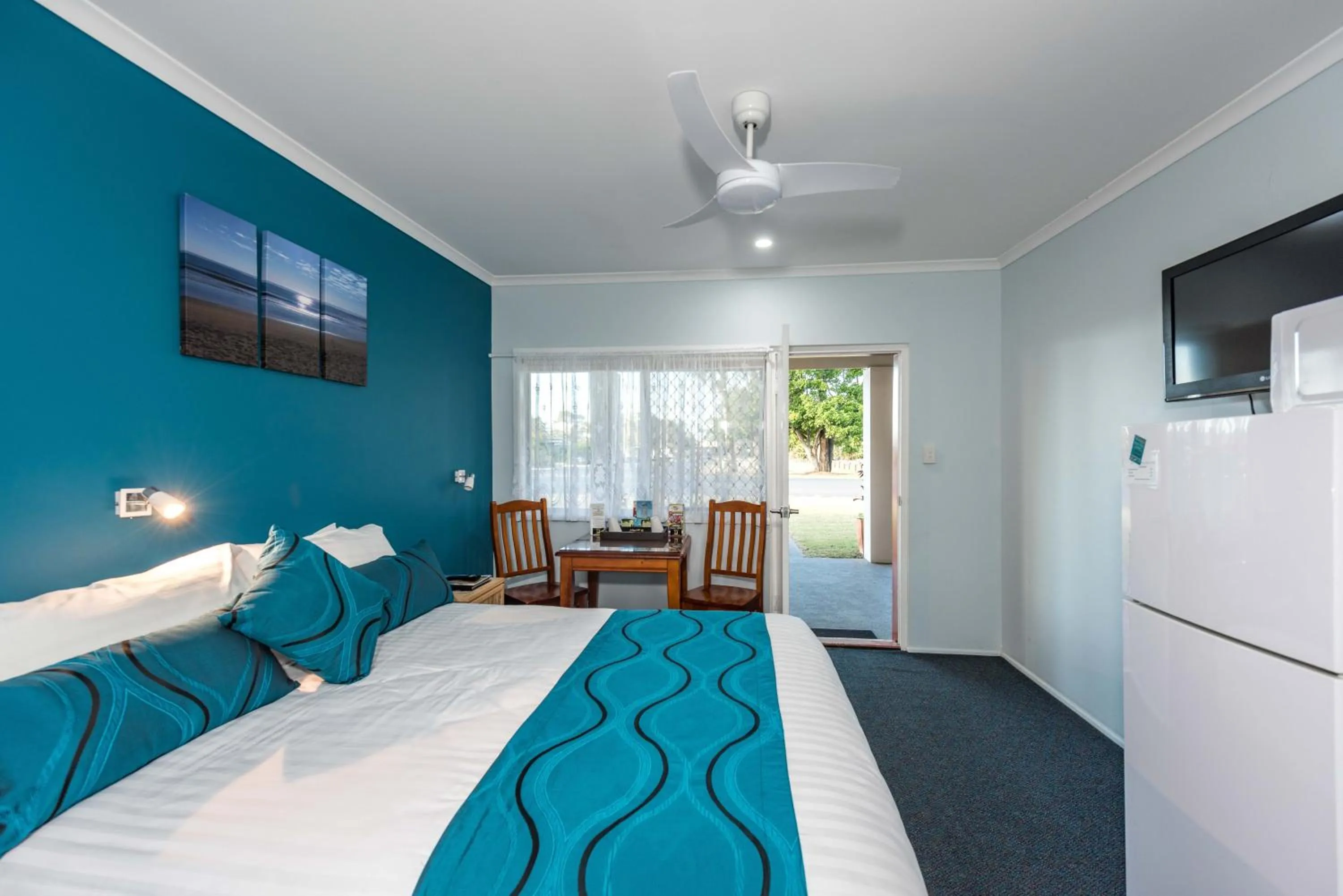 Photo of the whole room, Bed in Moore Park Beach Inn