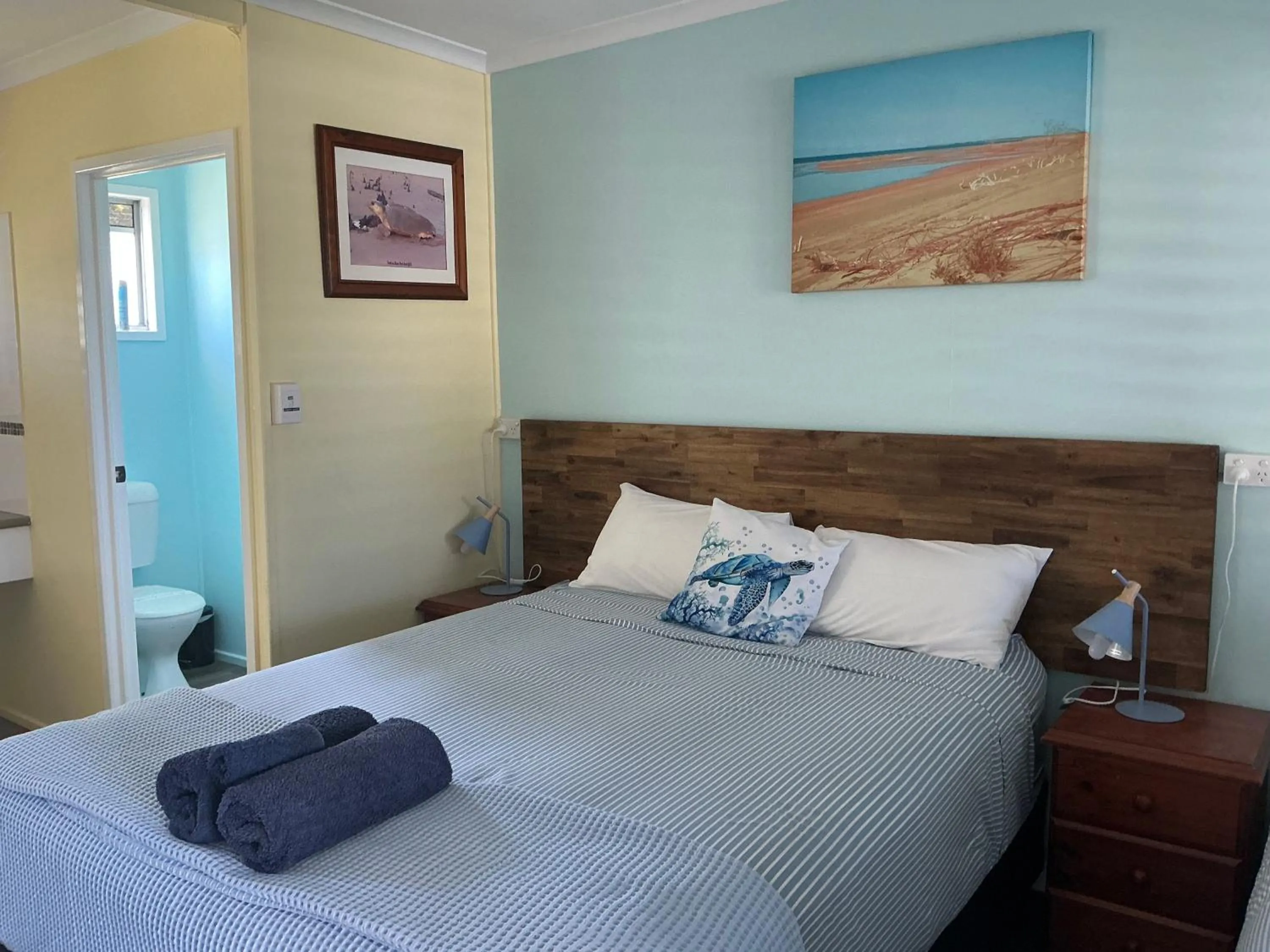 Bed in Moore Park Beach Inn