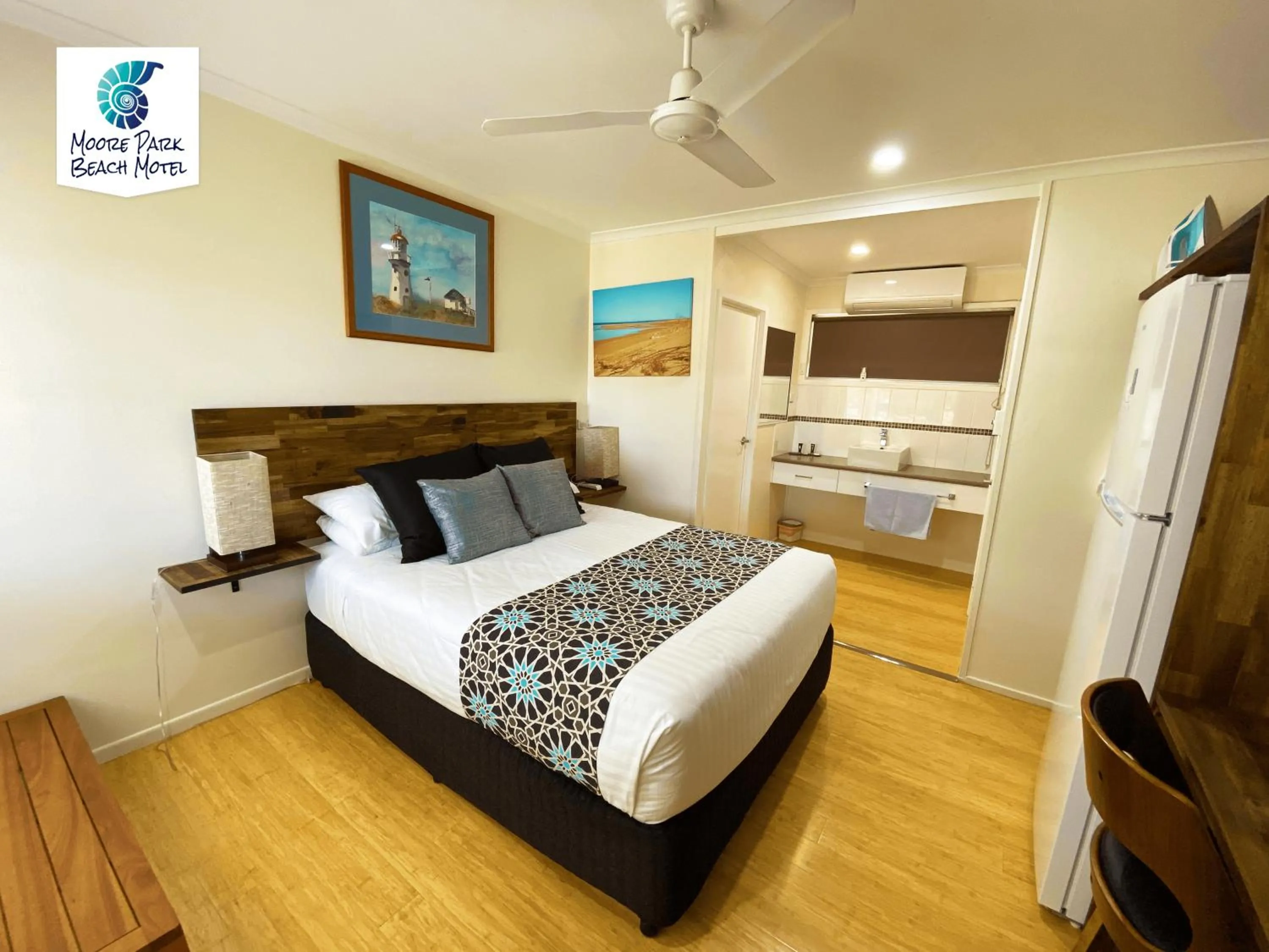 Bed in Moore Park Beach Inn