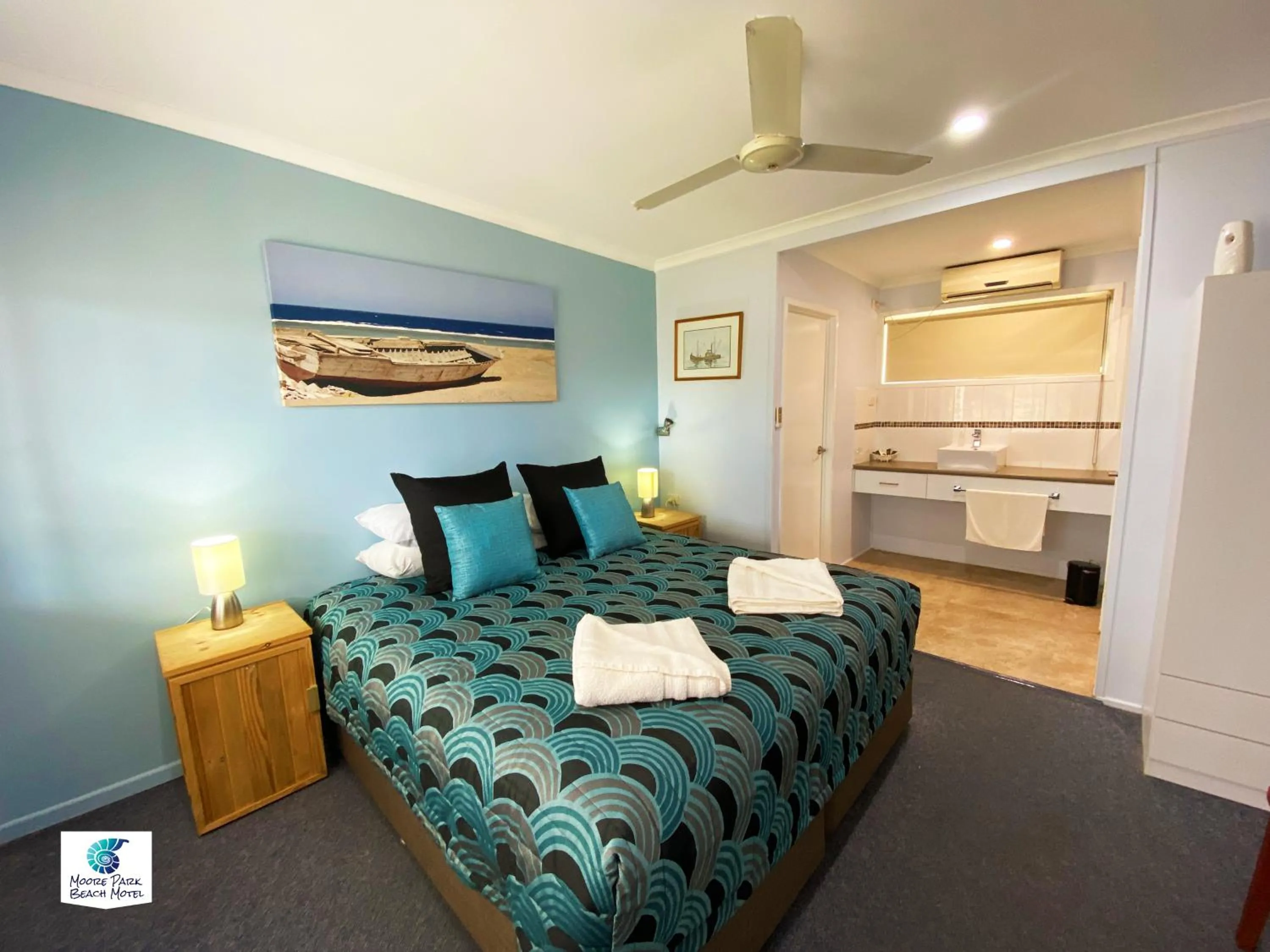 Bed in Moore Park Beach Inn