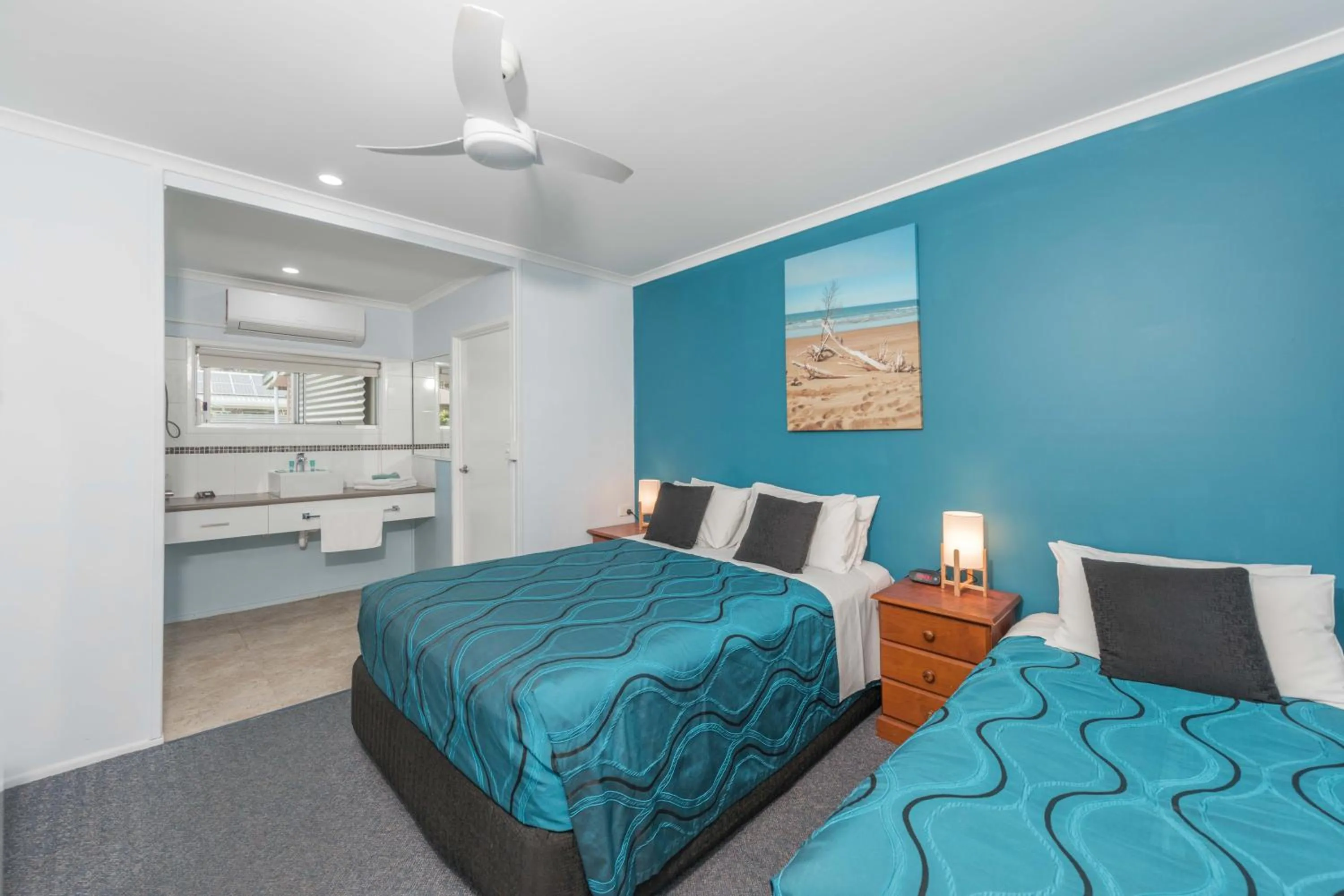 Bed in Moore Park Beach Inn