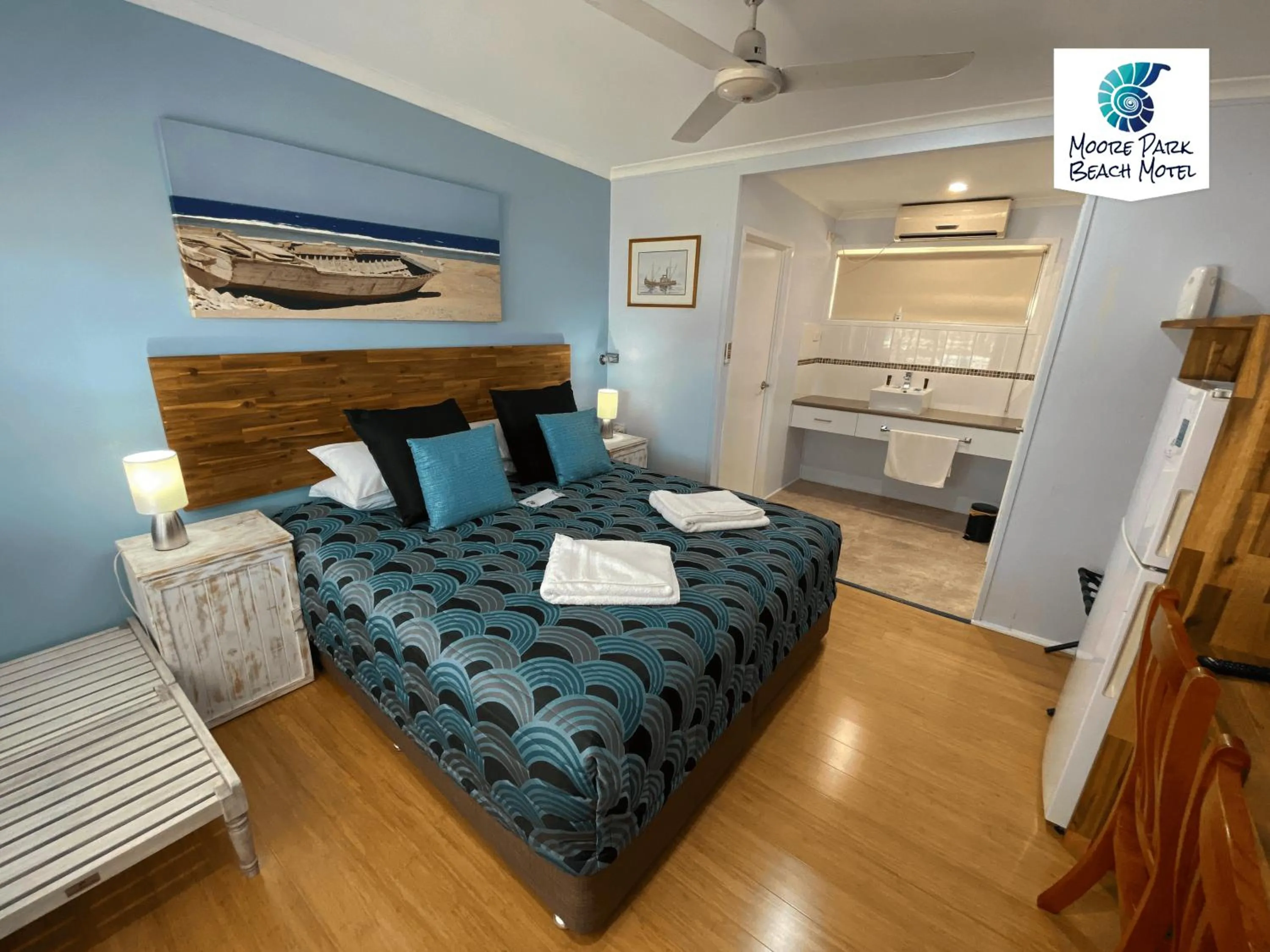 Bed in Moore Park Beach Inn