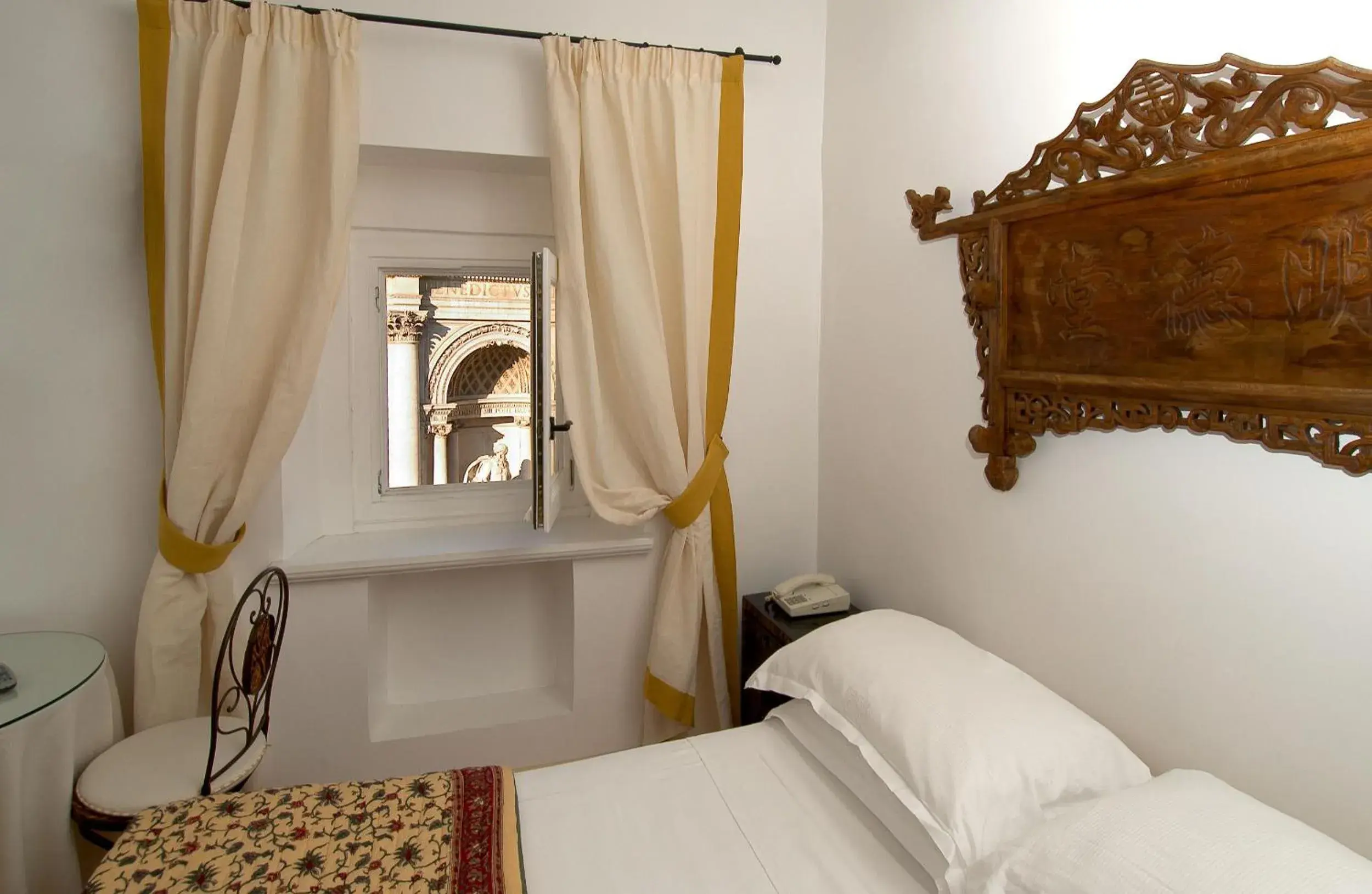 Double room with Trevi Fountain View in Hotel Fontana Double room with Trevi Fountain View in Hotel Fontana