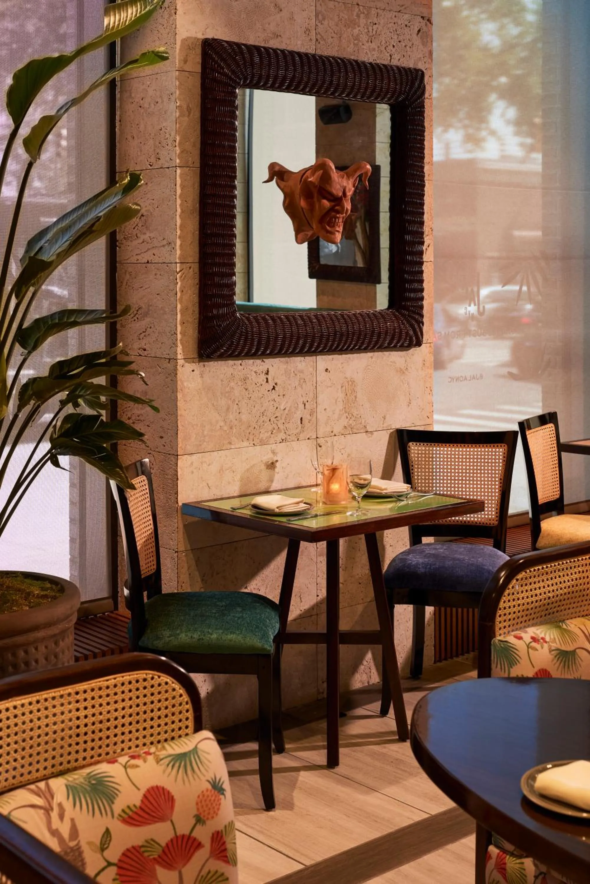 Restaurant/places to eat in Radio Hotel