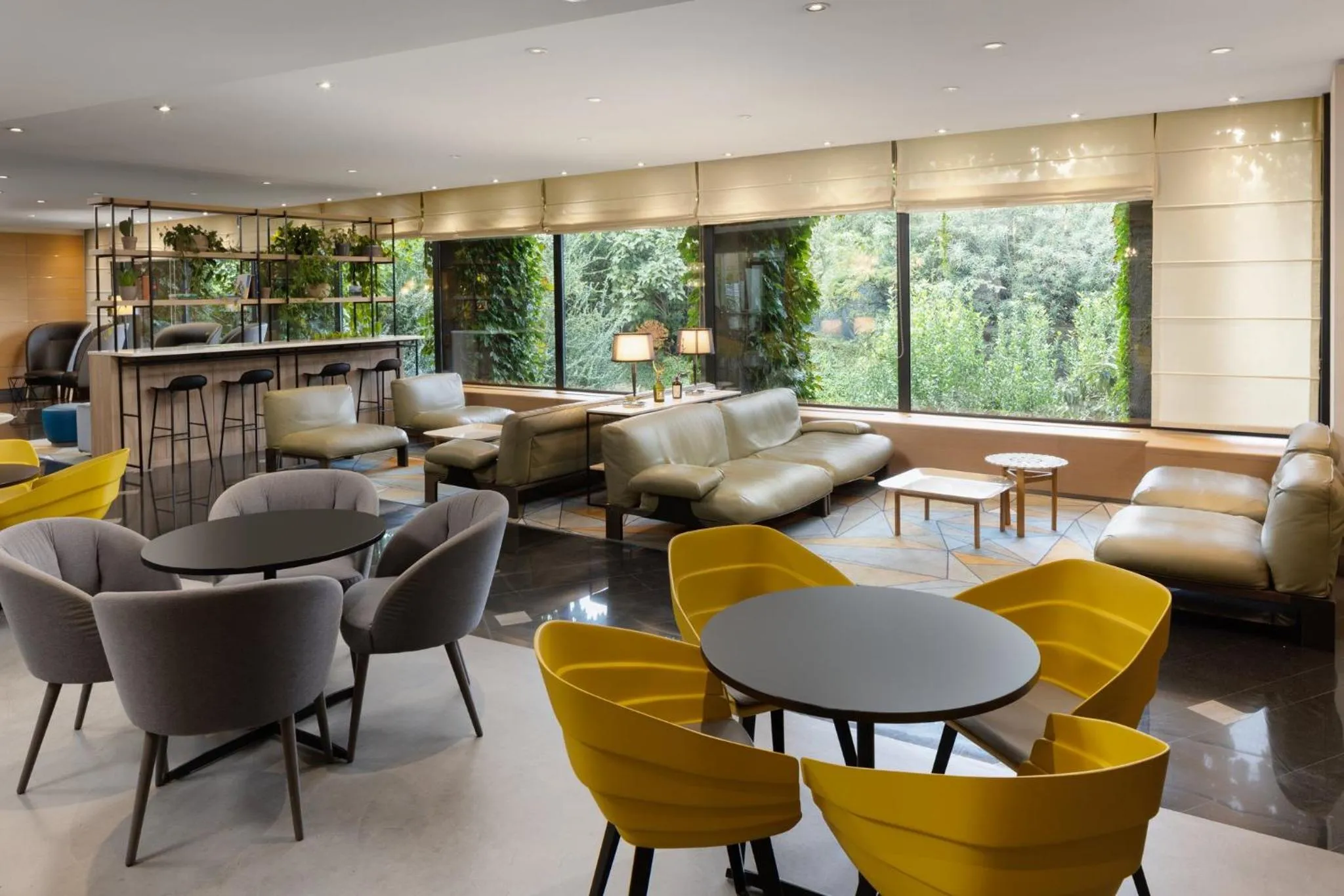 Lounge or bar in Crowne Plaza Milan Linate by IHG