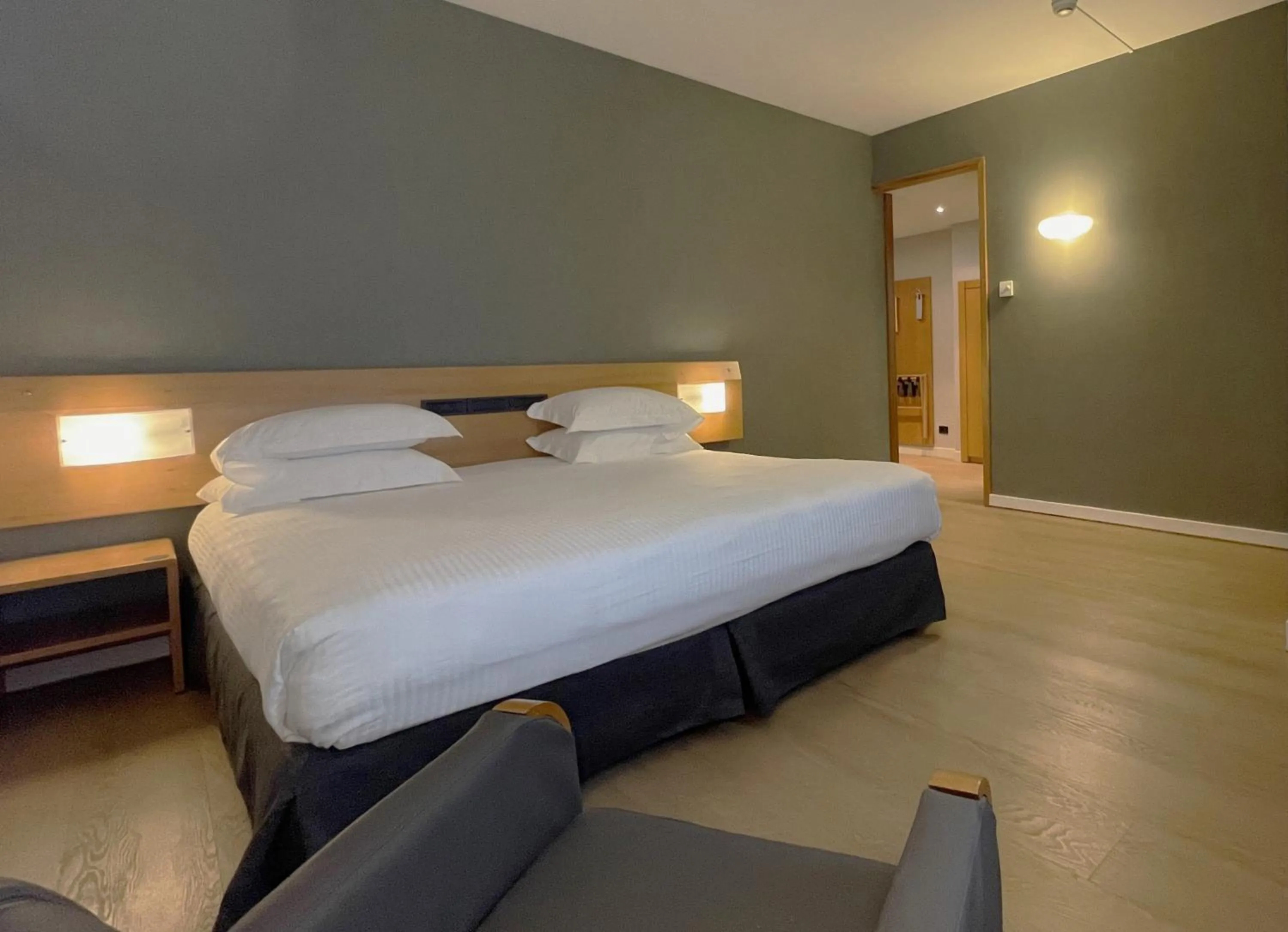 Photo of the whole room, Bed in Crowne Plaza Milan Linate by IHG