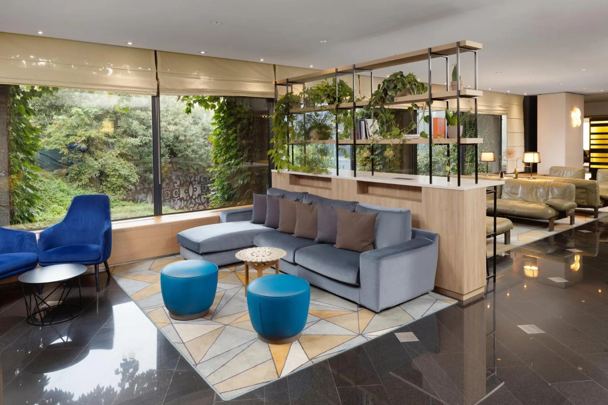 Lounge or bar in Crowne Plaza Milan Linate by IHG