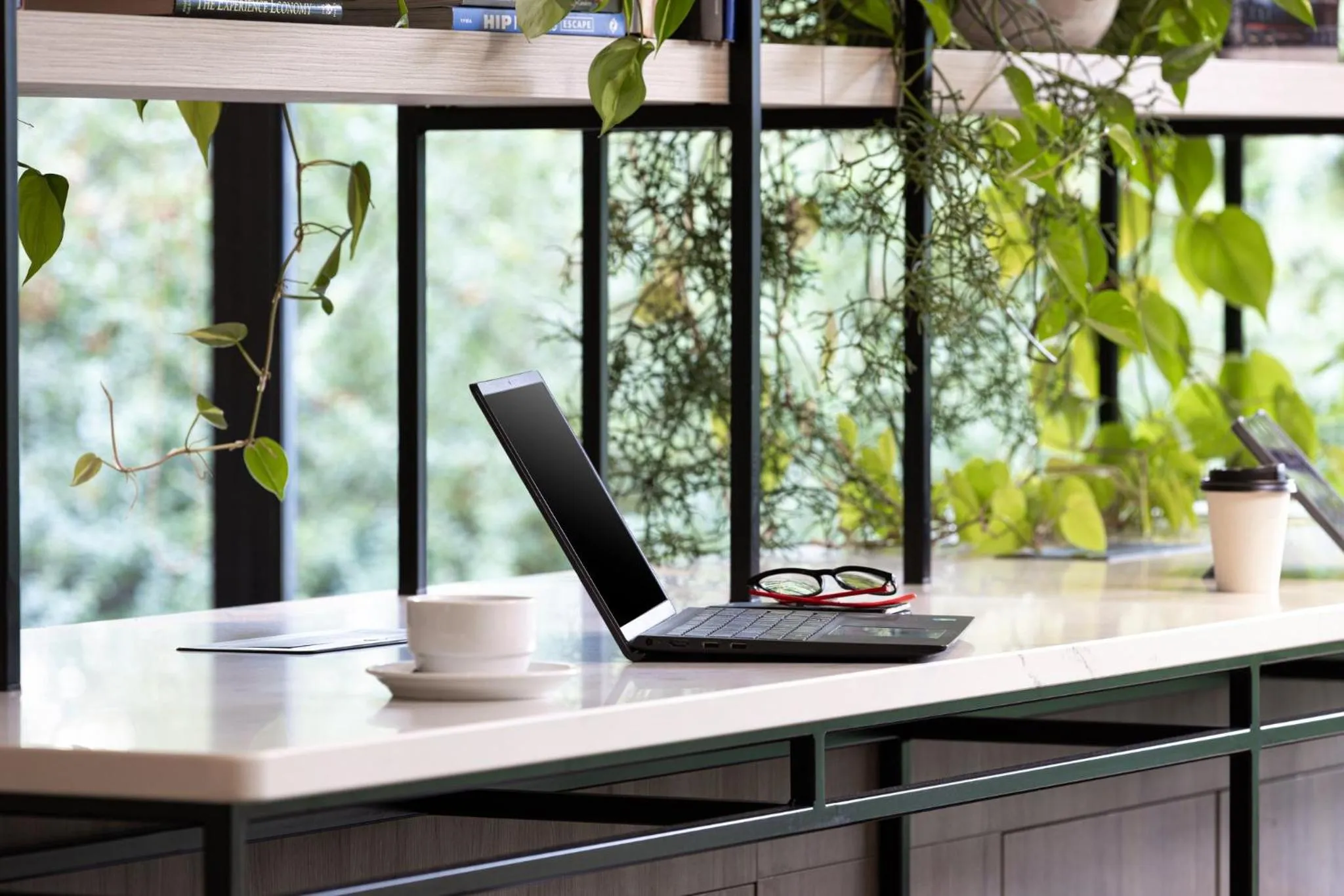 Lounge or bar in Crowne Plaza Milan Linate by IHG