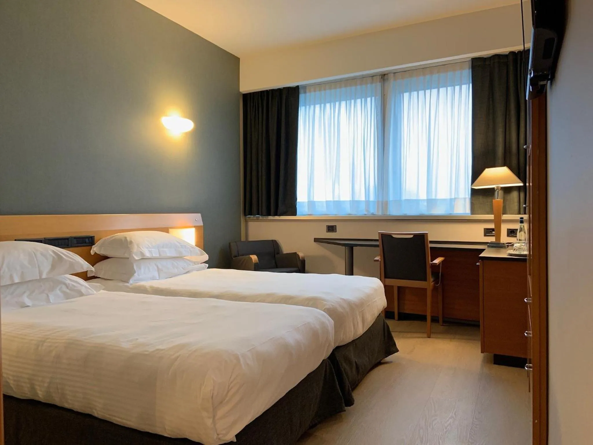 Photo of the whole room, Bed in Crowne Plaza Milan Linate by IHG