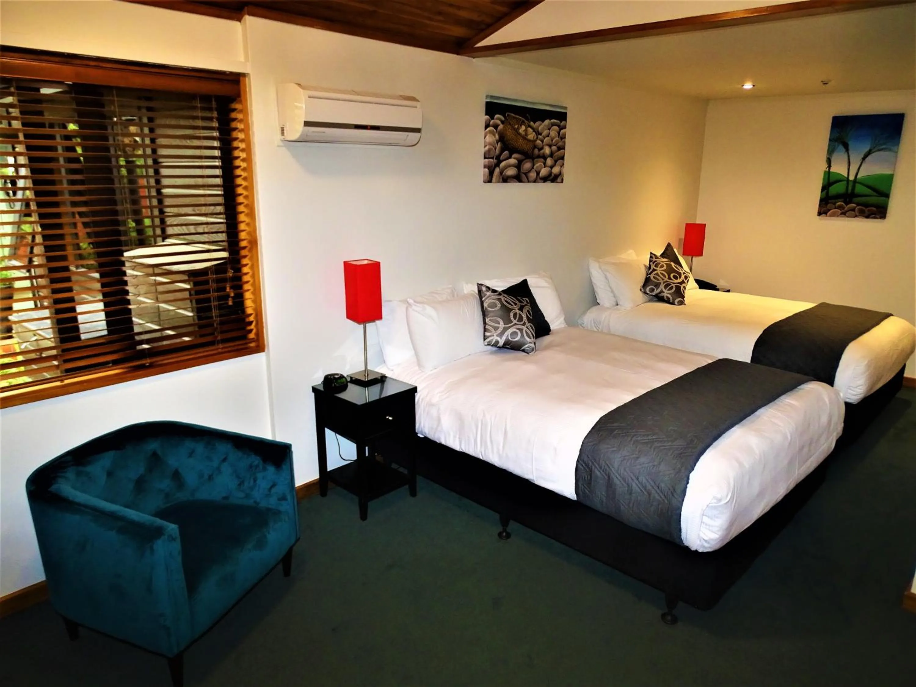 Bed in Riverside Hotel Marlborough