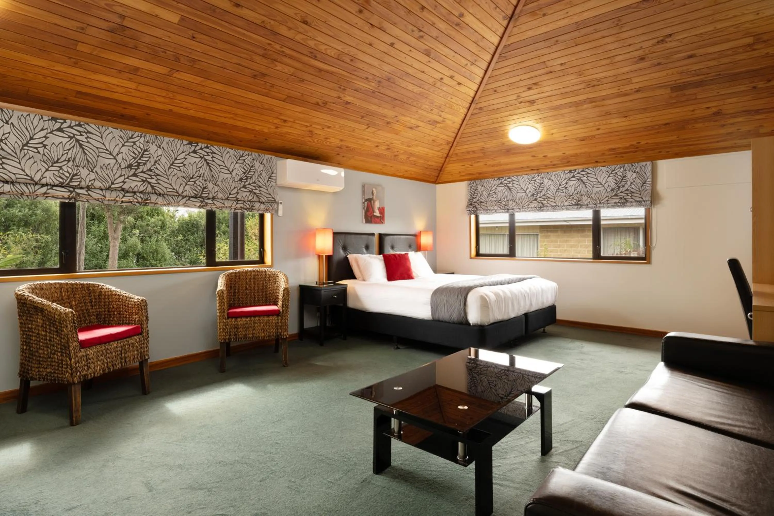 Bed in Riverside Hotel Marlborough