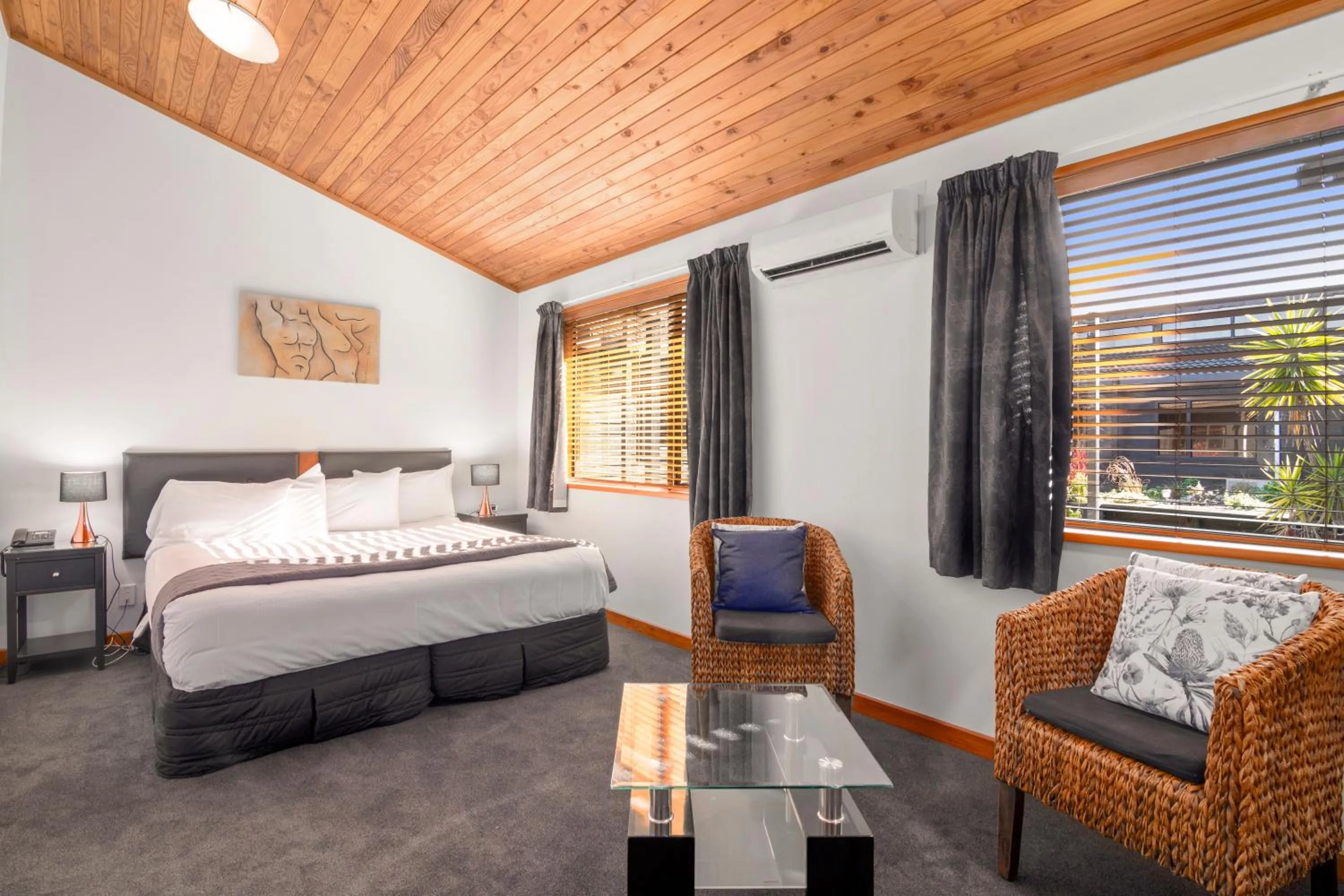 Bed in Riverside Hotel Marlborough