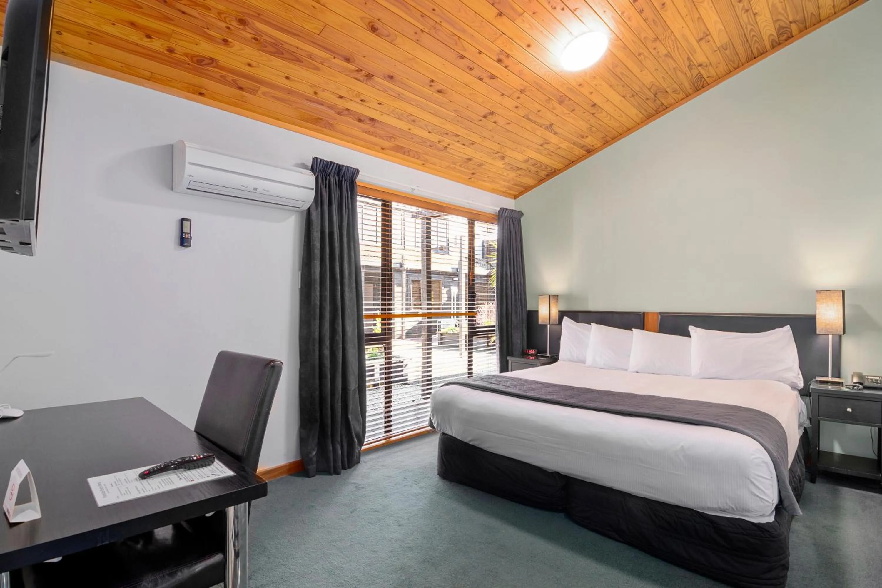 Bed in Riverside Hotel Marlborough