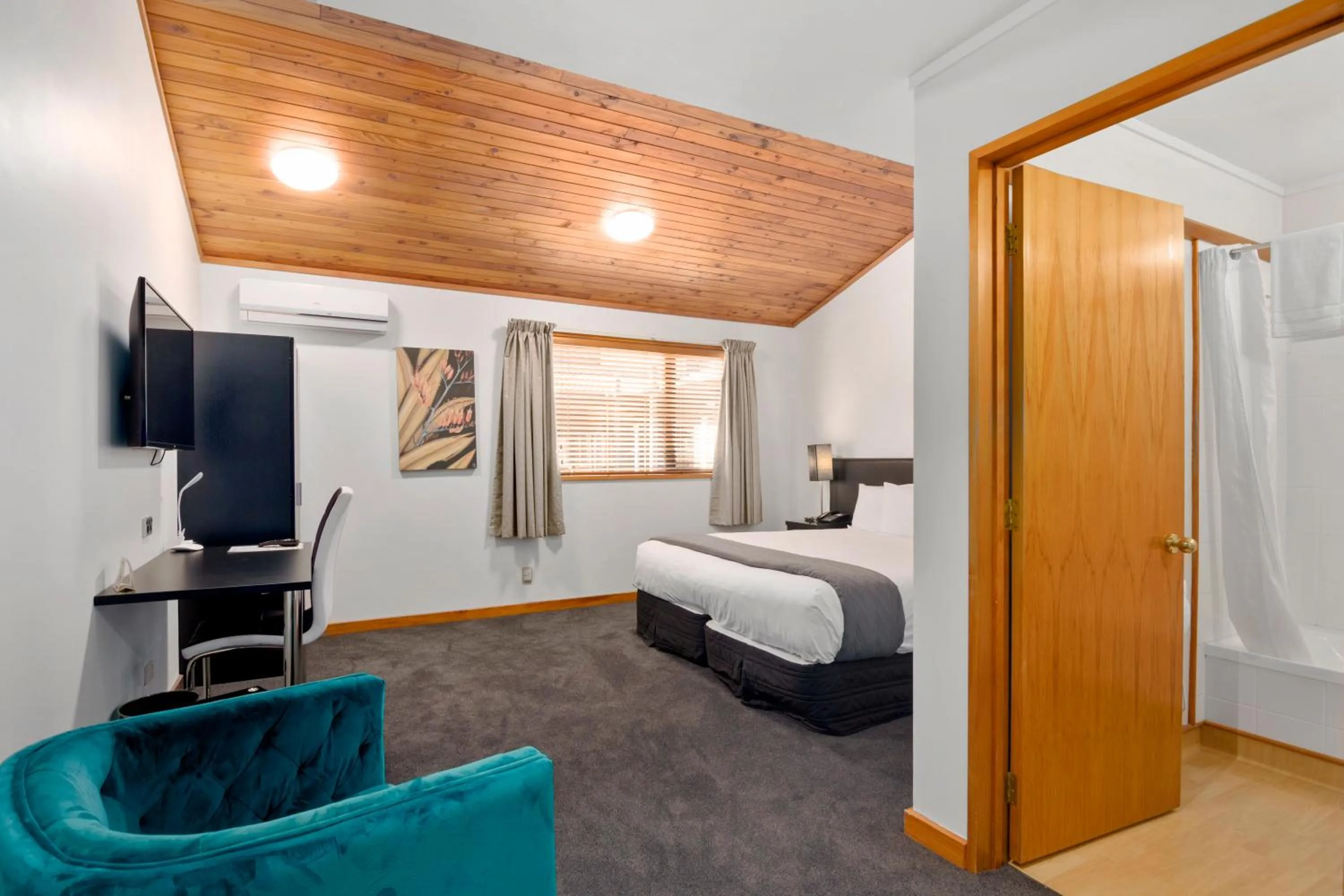 Bed in Riverside Hotel Marlborough