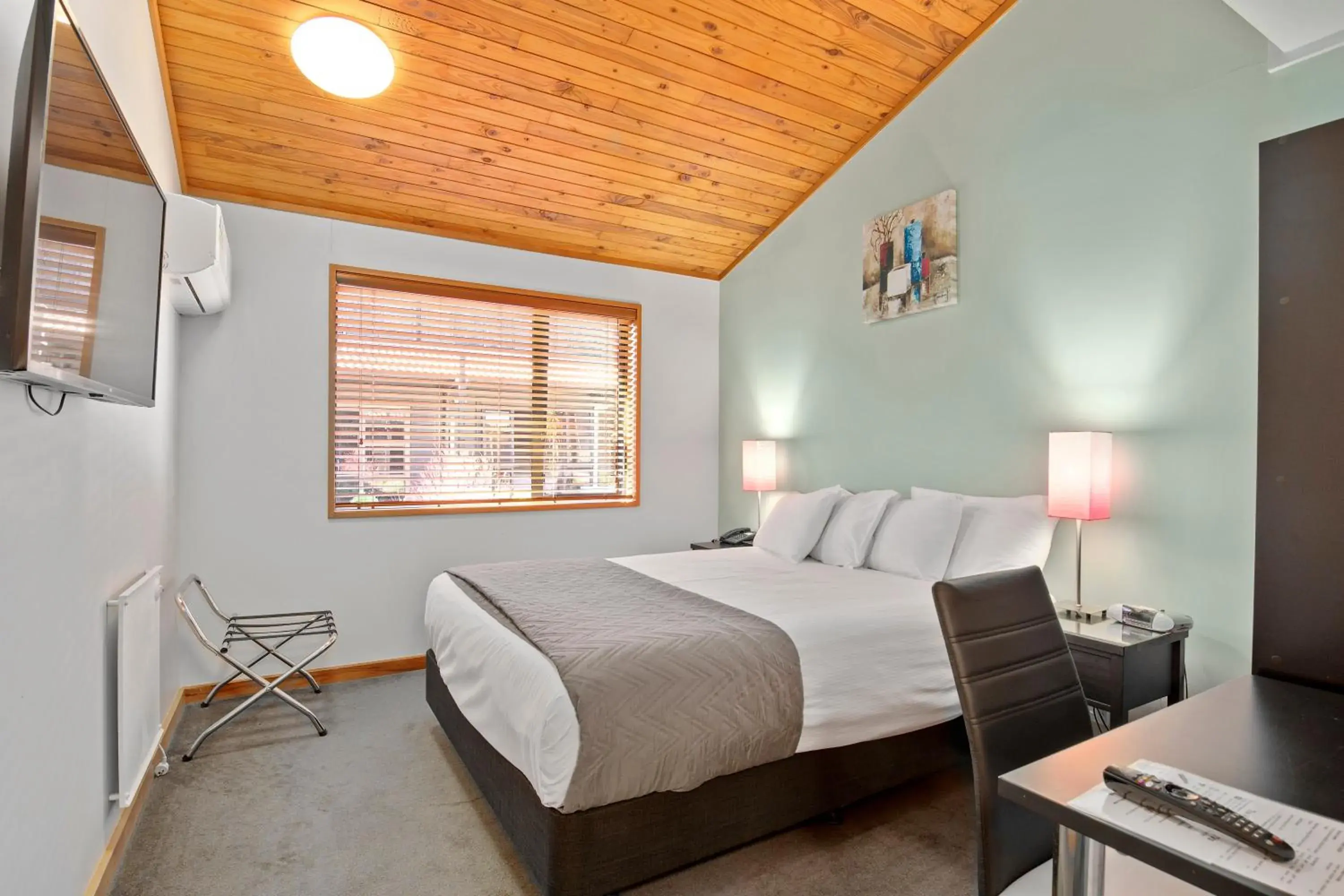 Standard Queen Room in Riverside Hotel Marlborough Standard Queen Room in Riverside Hotel Marlborough