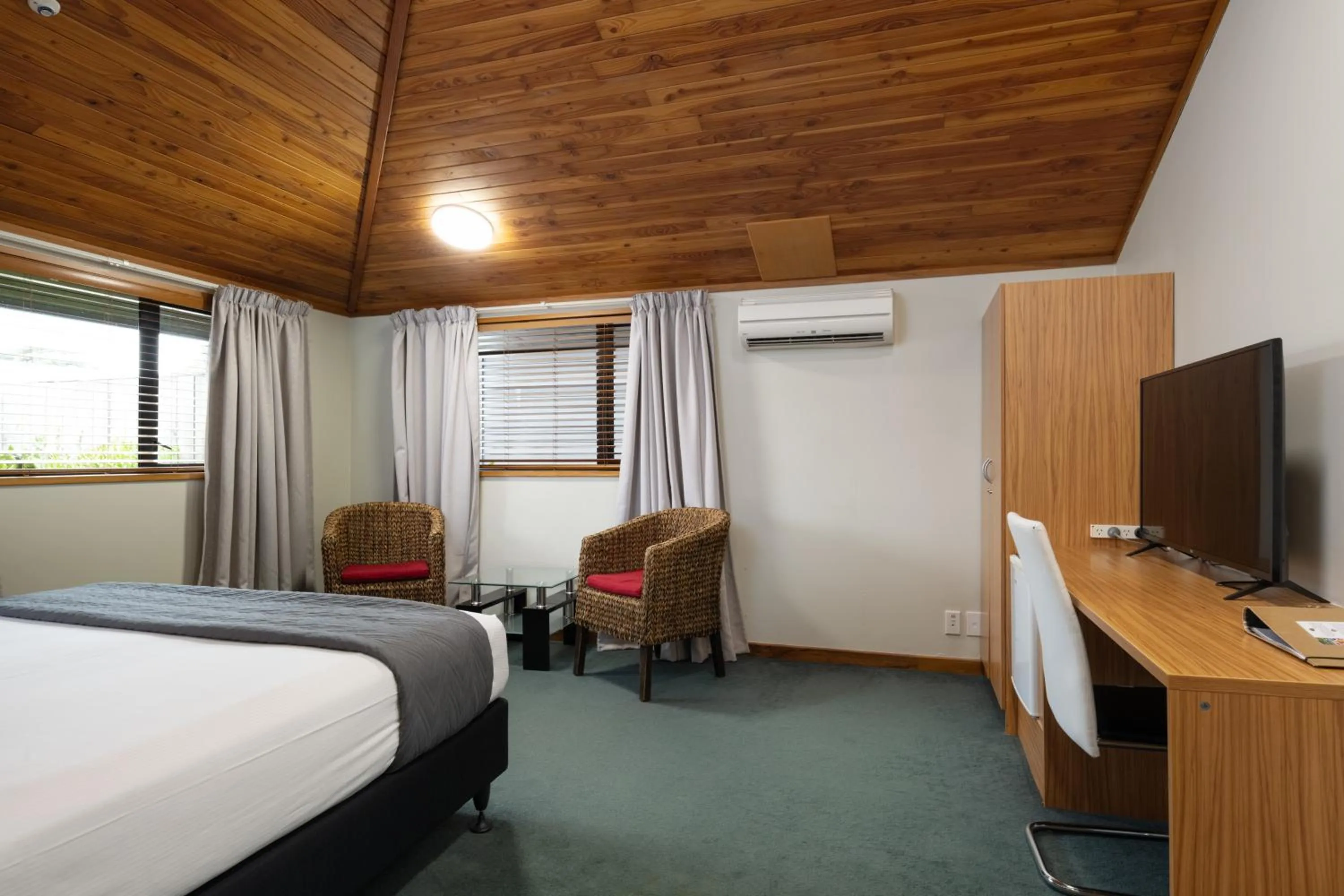 Bed in Riverside Hotel Marlborough