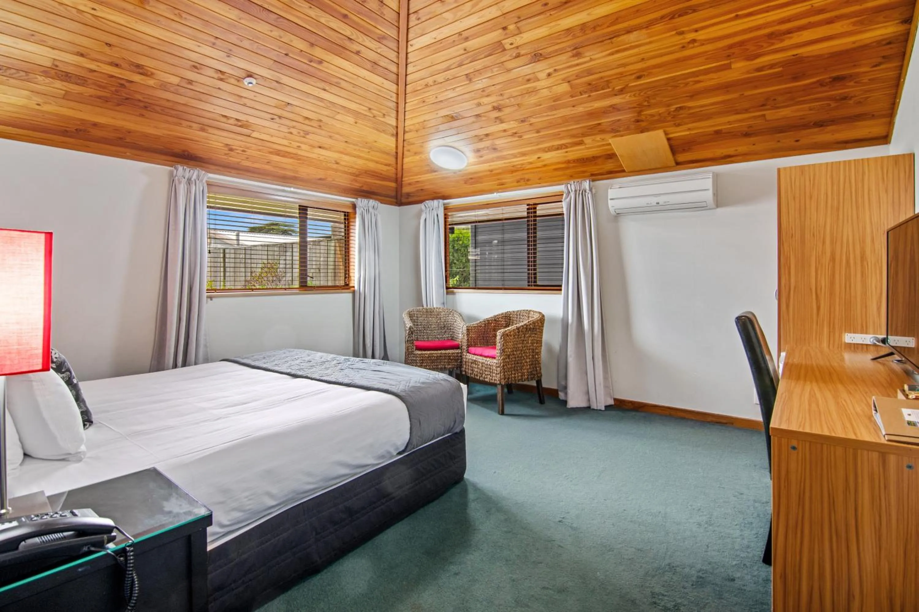 Bed in Riverside Hotel Marlborough