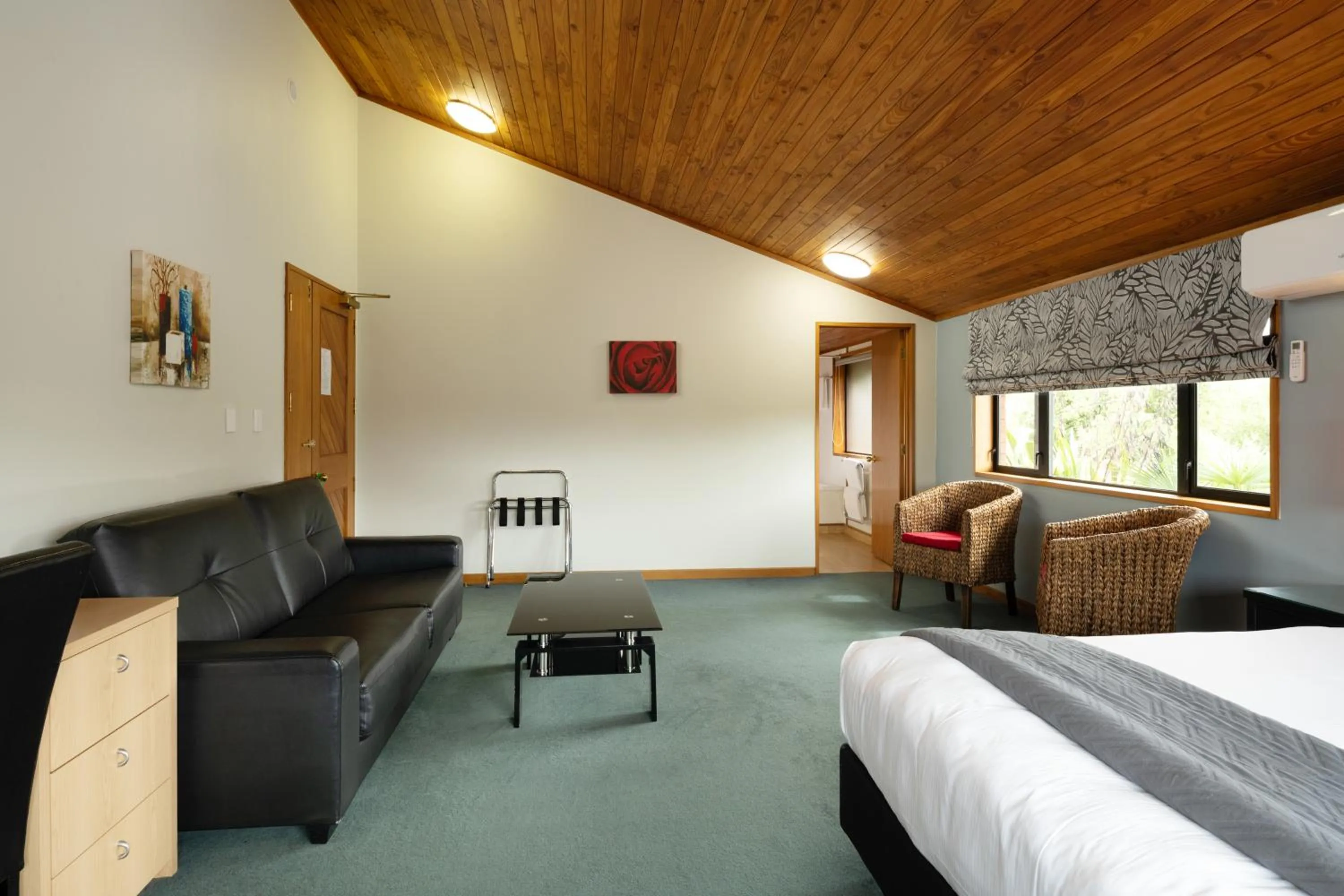 Bed in Riverside Hotel Marlborough