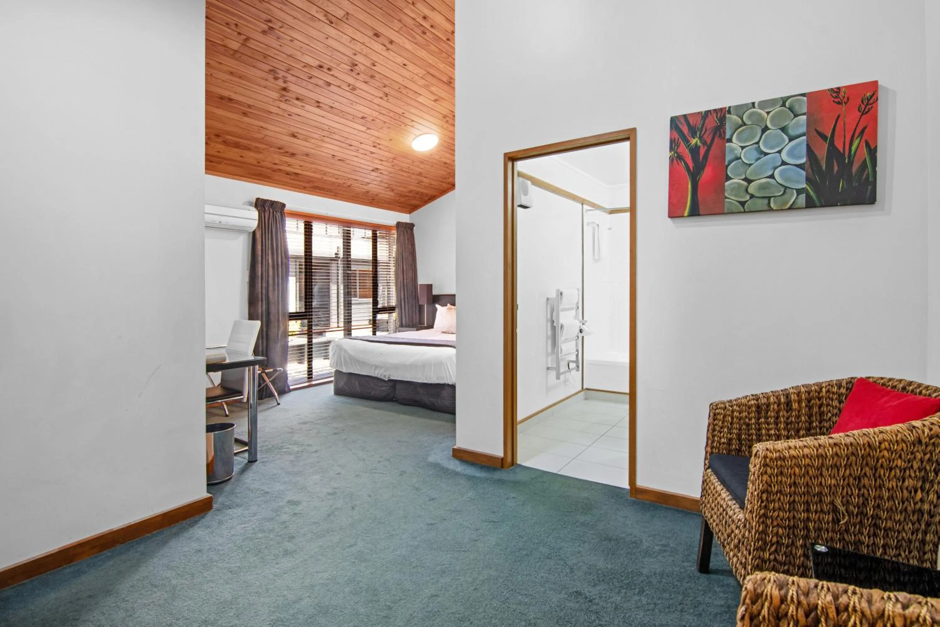 Bed in Riverside Hotel Marlborough