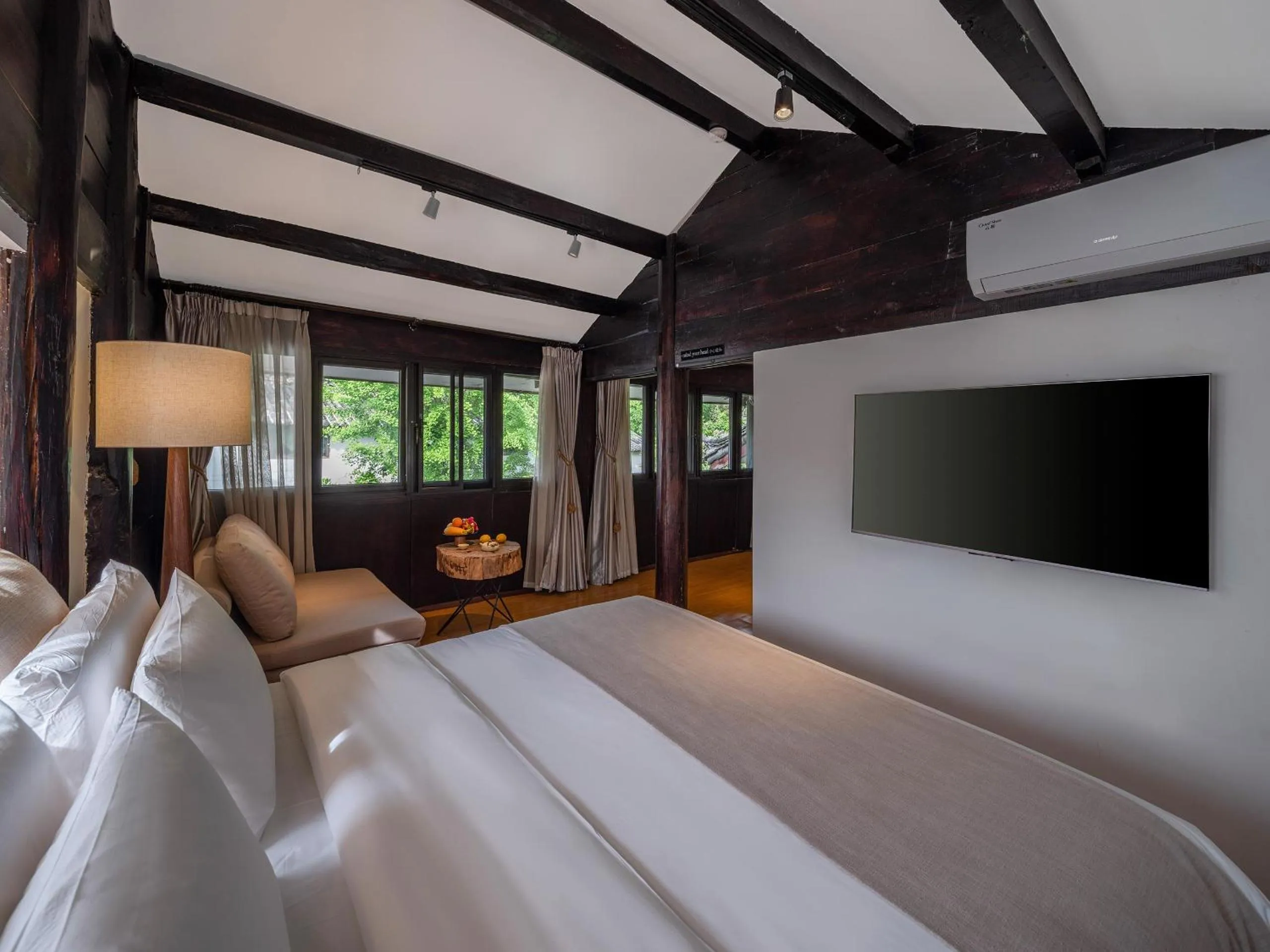 Communal lounge/ TV room, Bed in The Bivou Lijiang