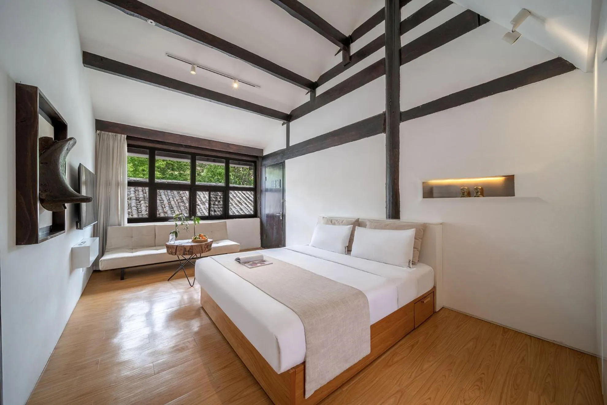 Photo of the whole room, Bed in The Bivou Lijiang