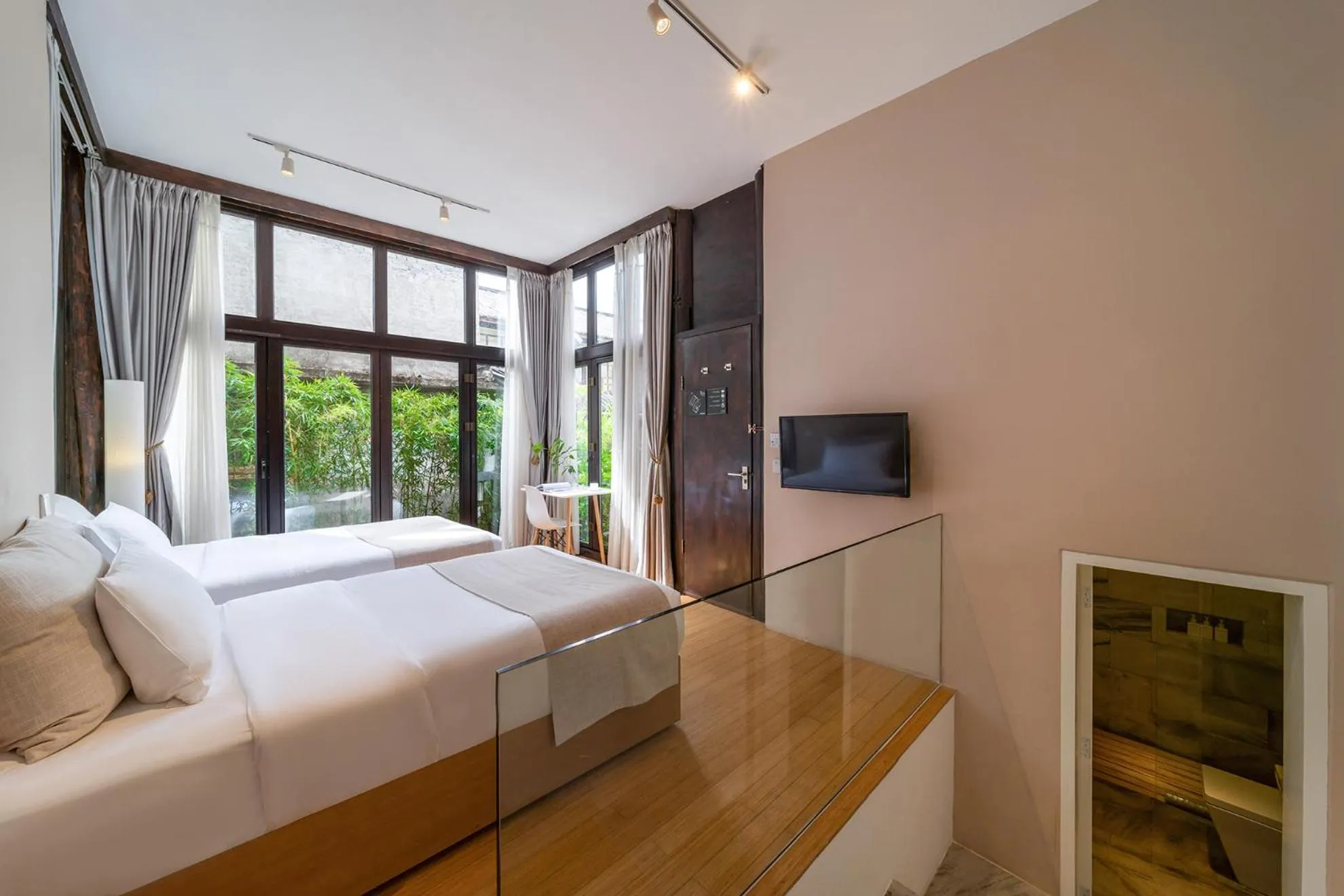 Photo of the whole room, Bed in The Bivou Lijiang