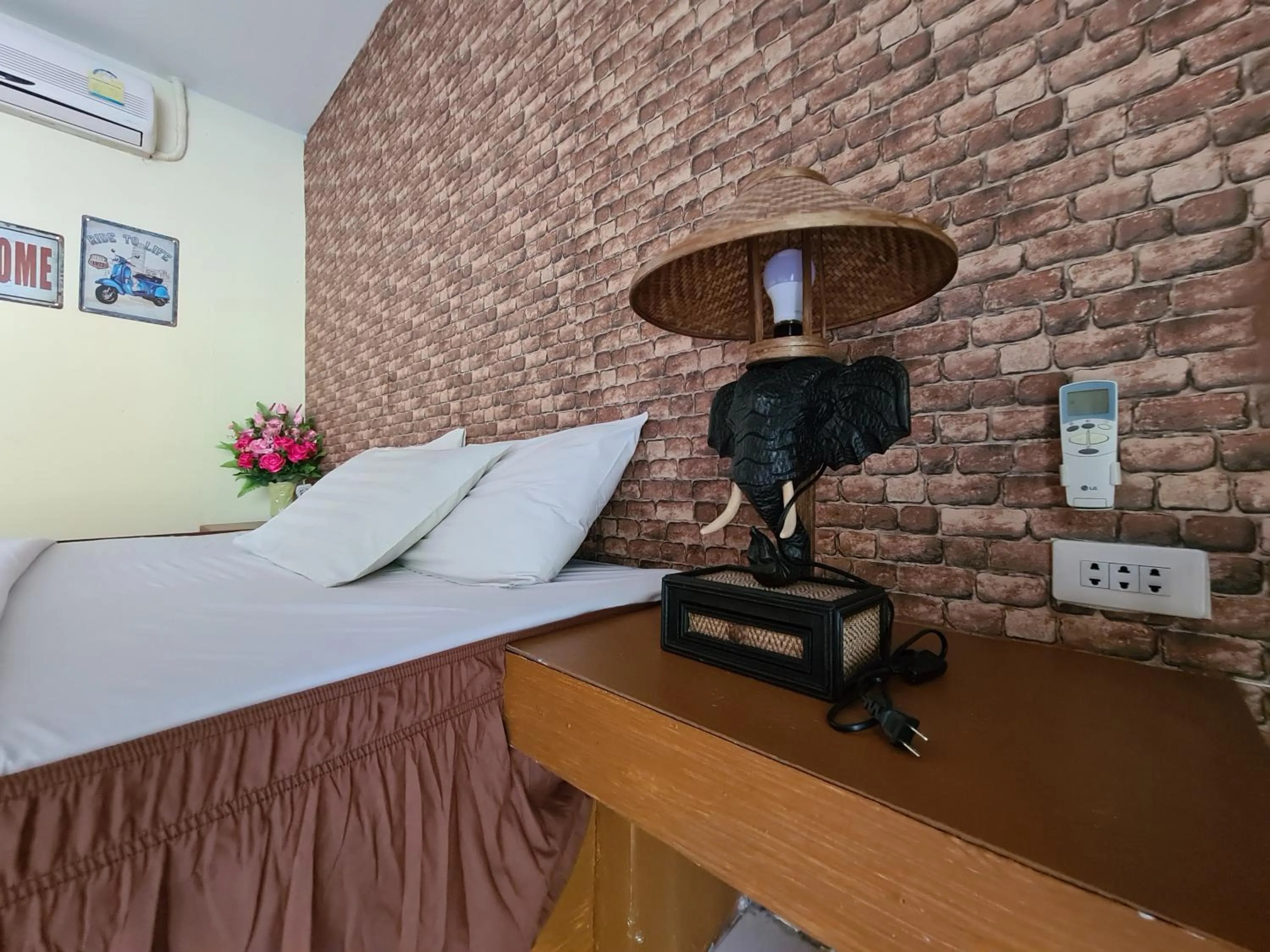 Bed in Phutawan Resort