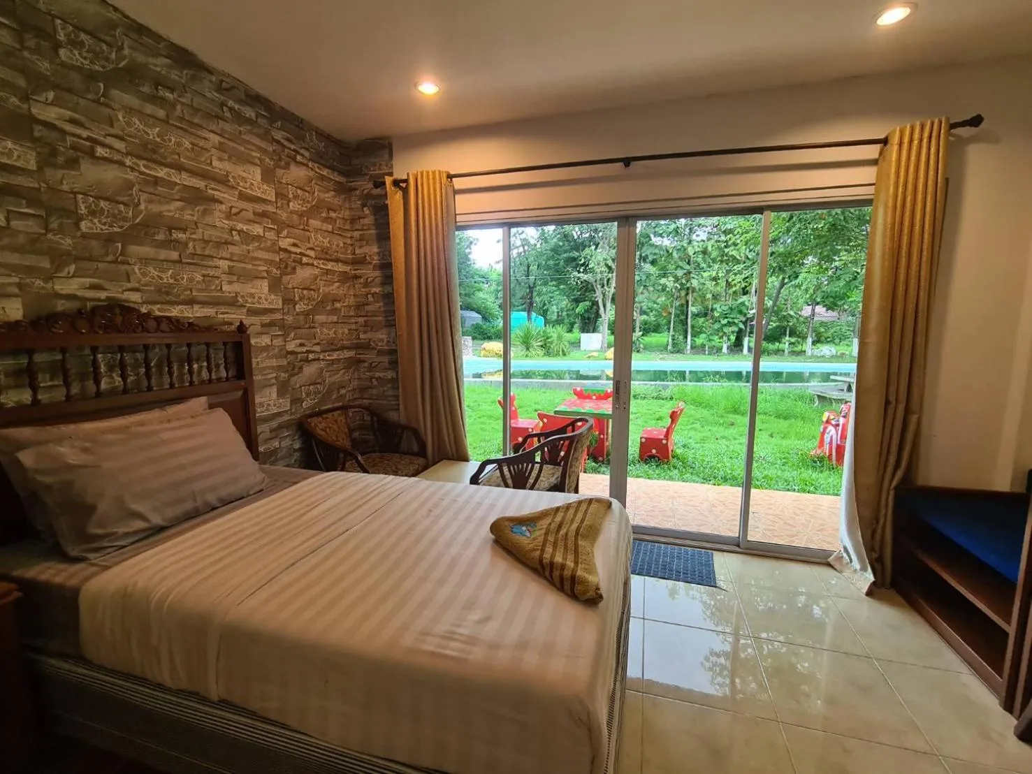 Bed in Phutawan Resort