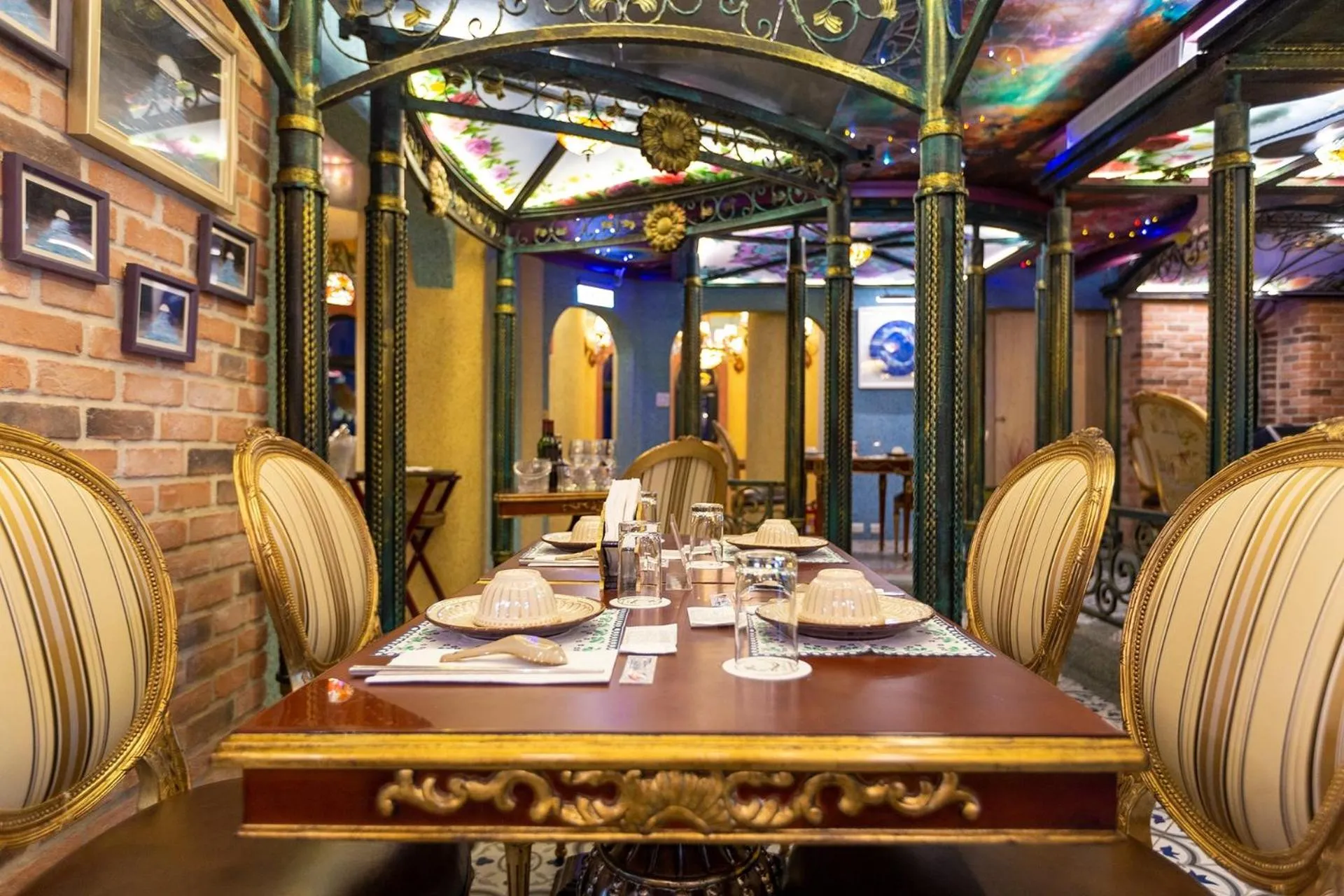 Restaurant/places to eat in Hotel Moon