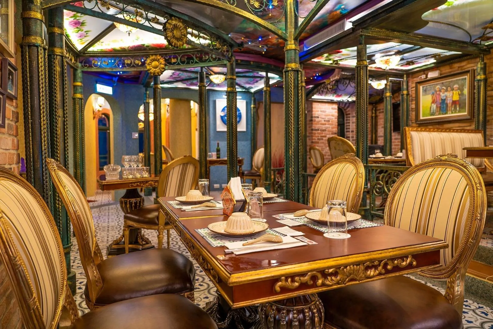 Restaurant/places to eat in Hotel Moon