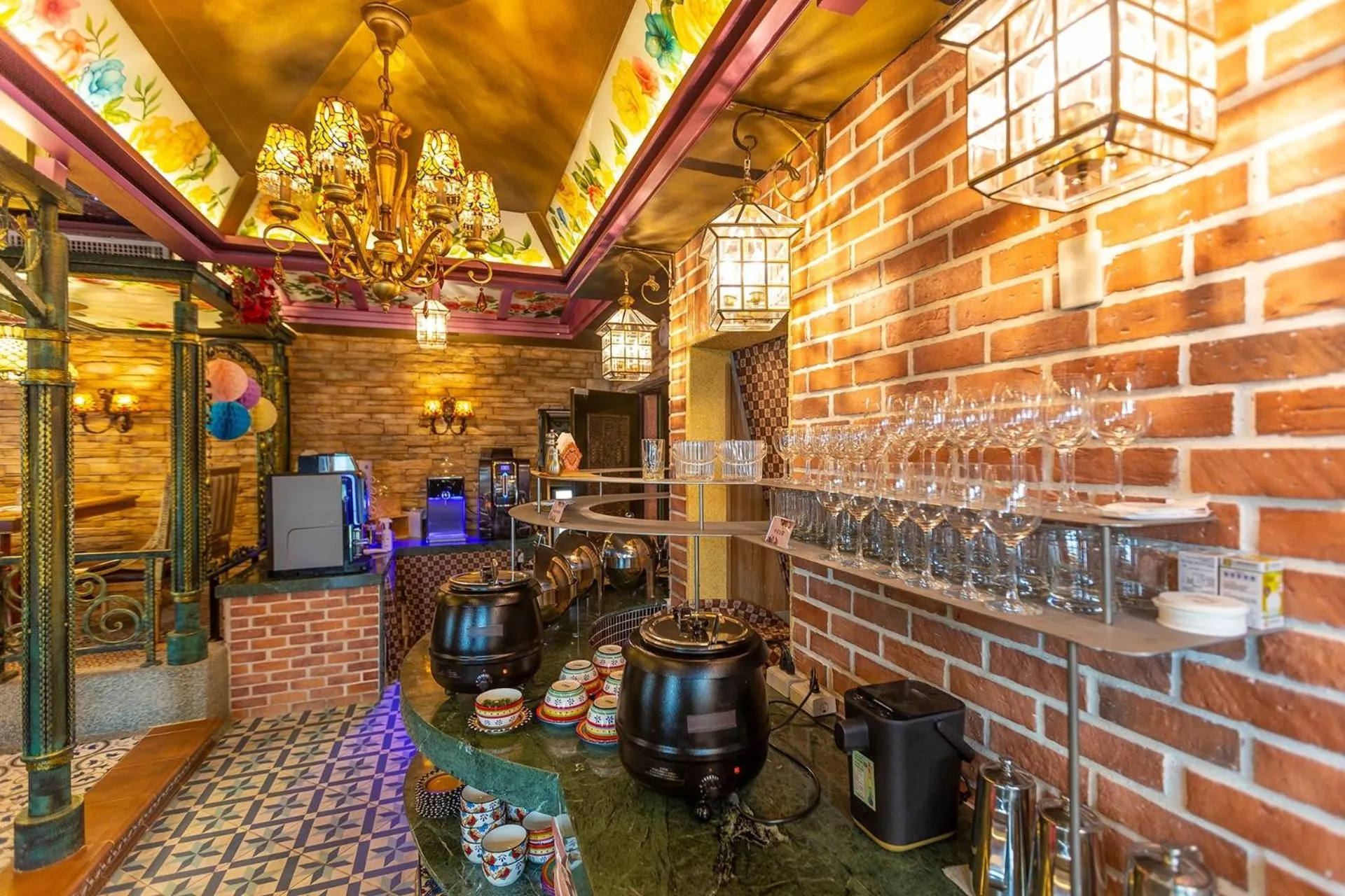 Restaurant/places to eat in Hotel Moon