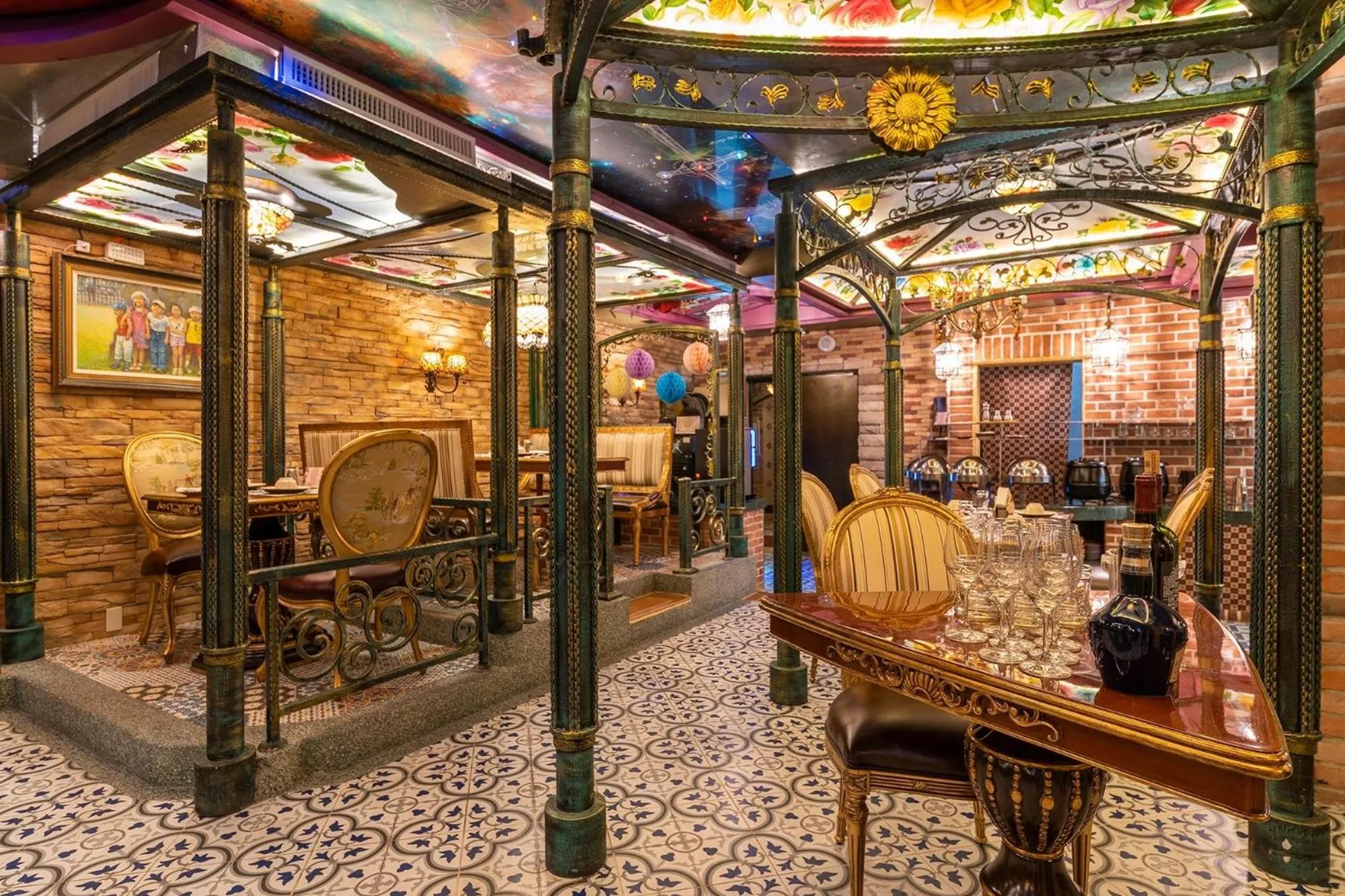 Restaurant/places to eat in Hotel Moon