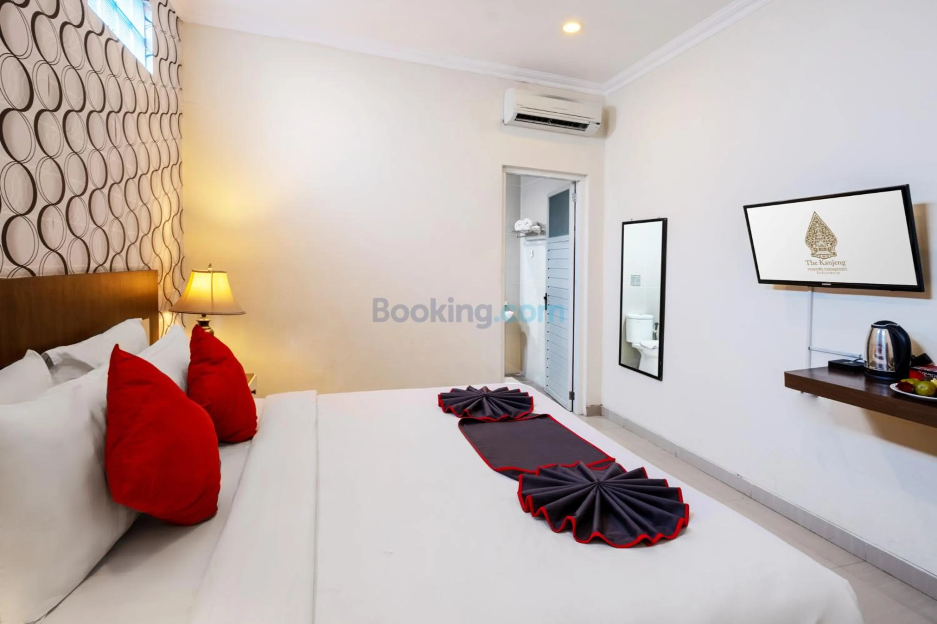 Bed in The Kanjeng Hotel Kuta