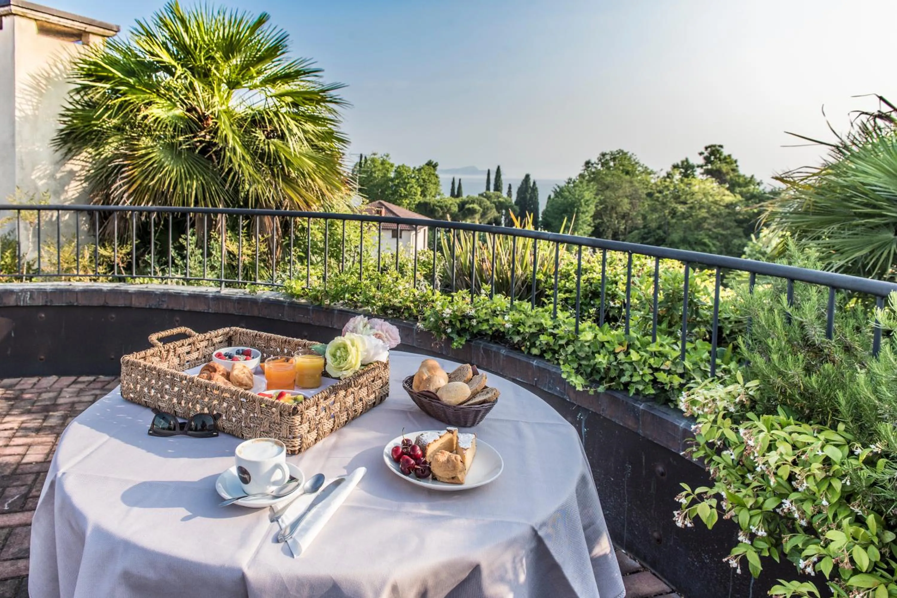 Food and drinks in Admiral Hotel Villa Erme