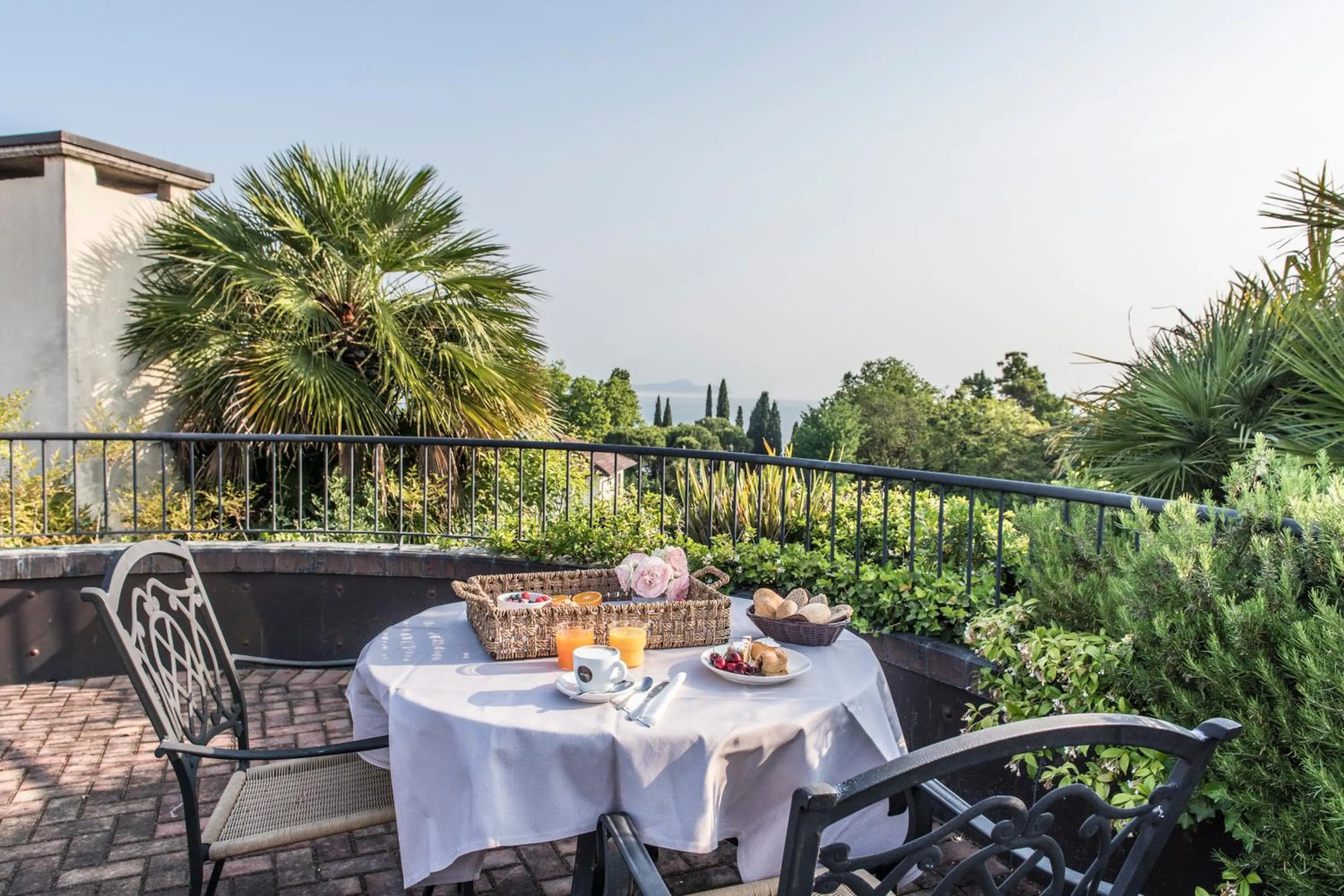 Food and drinks in Admiral Hotel Villa Erme
