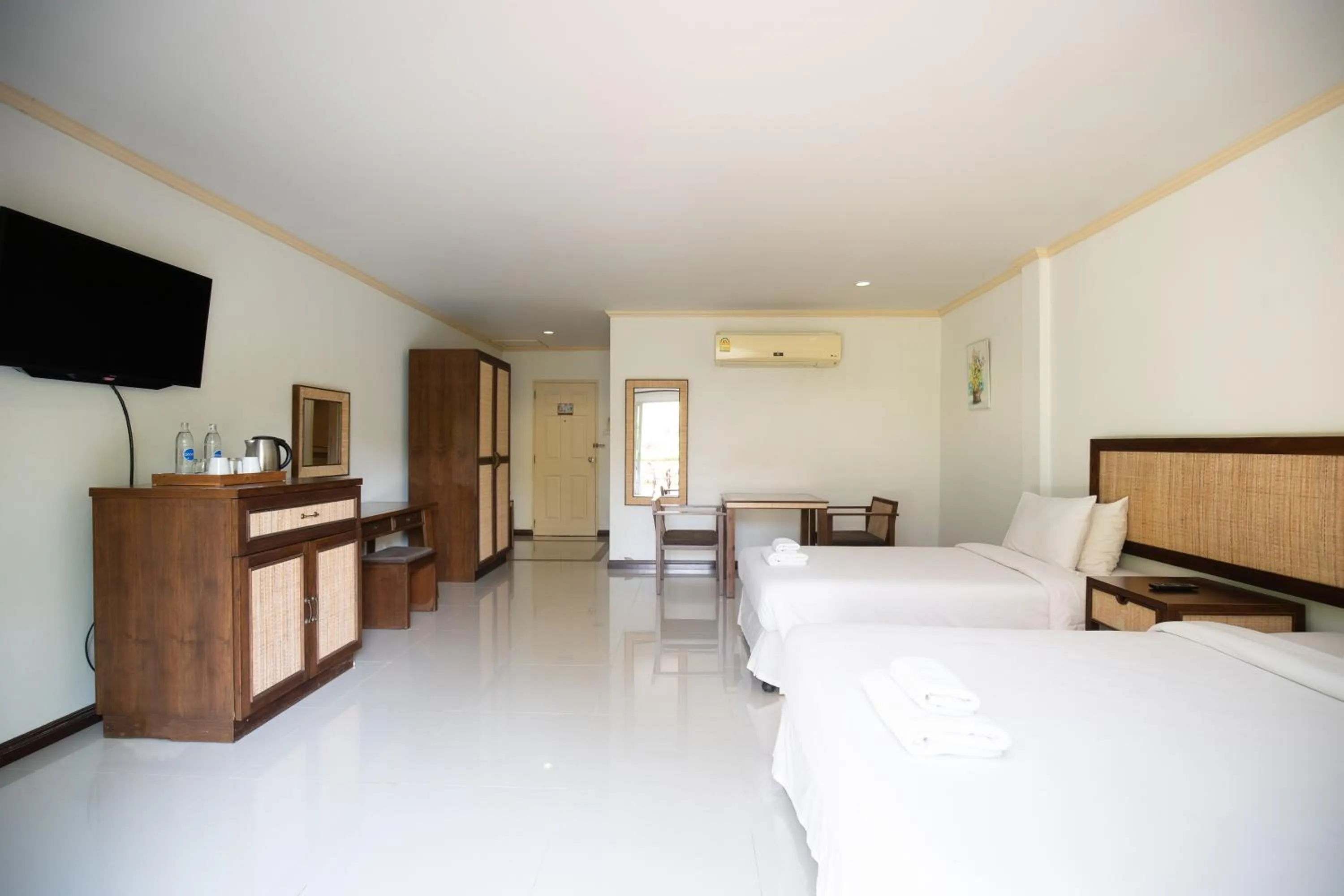 Photo of the whole room, Bed in Thara Cholapruek Resort