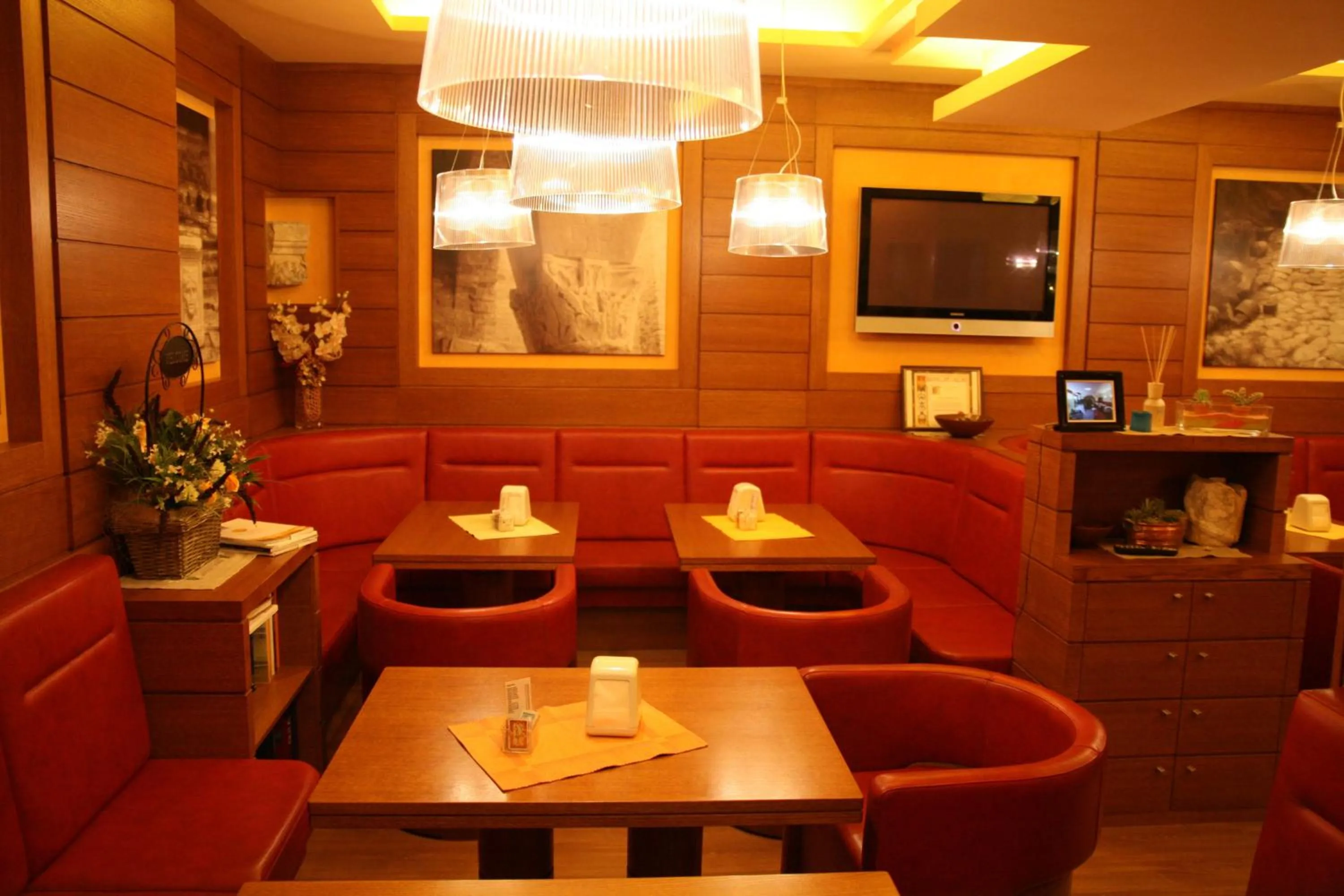 Communal lounge/ TV room in Hotel Patriarchi