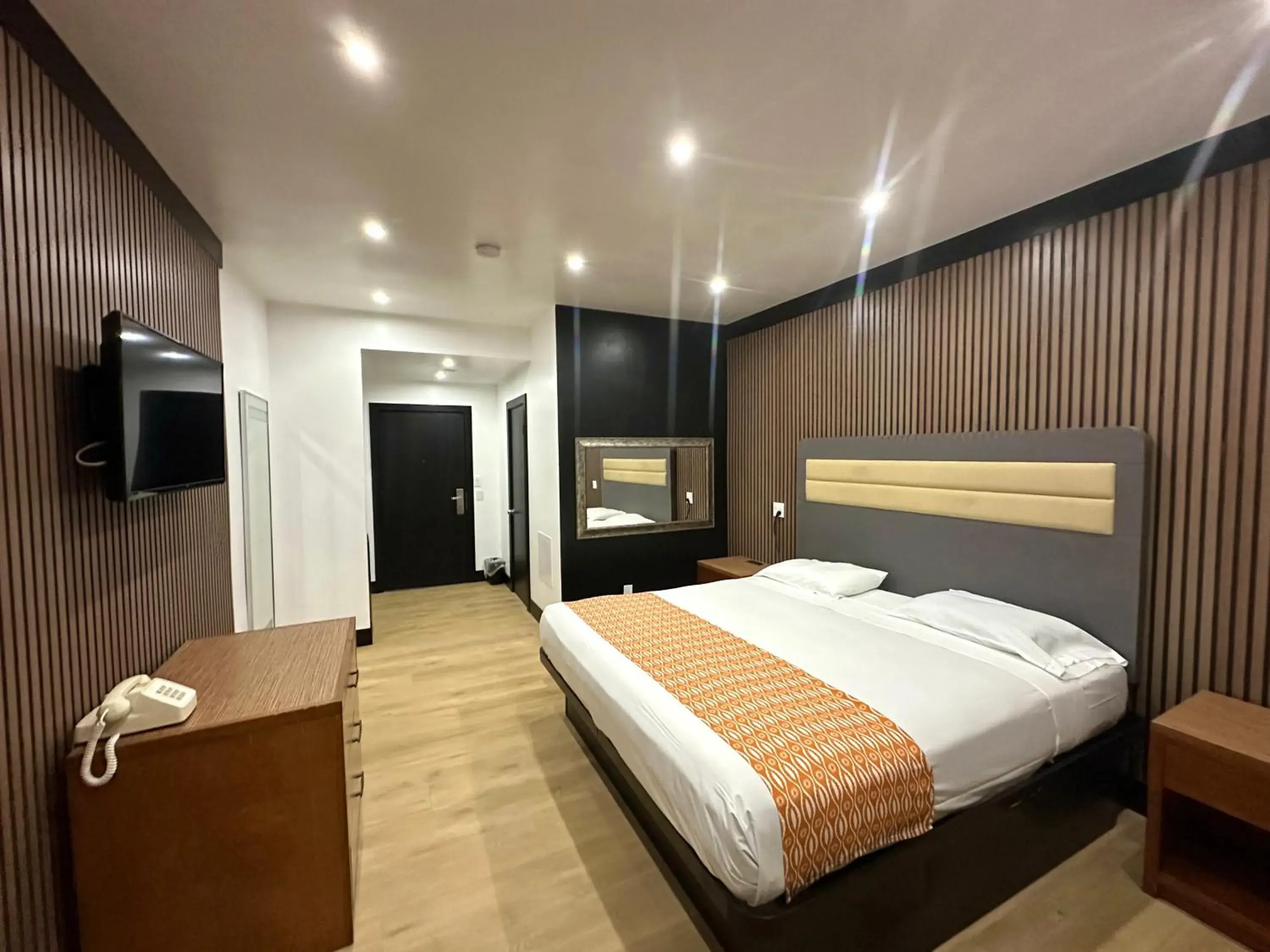 Deluxe King Room in Casa Playa Inn & Suites Stanton Anaheim Area Deluxe King Room in Casa Playa Inn & Suites Stanton Anaheim Area