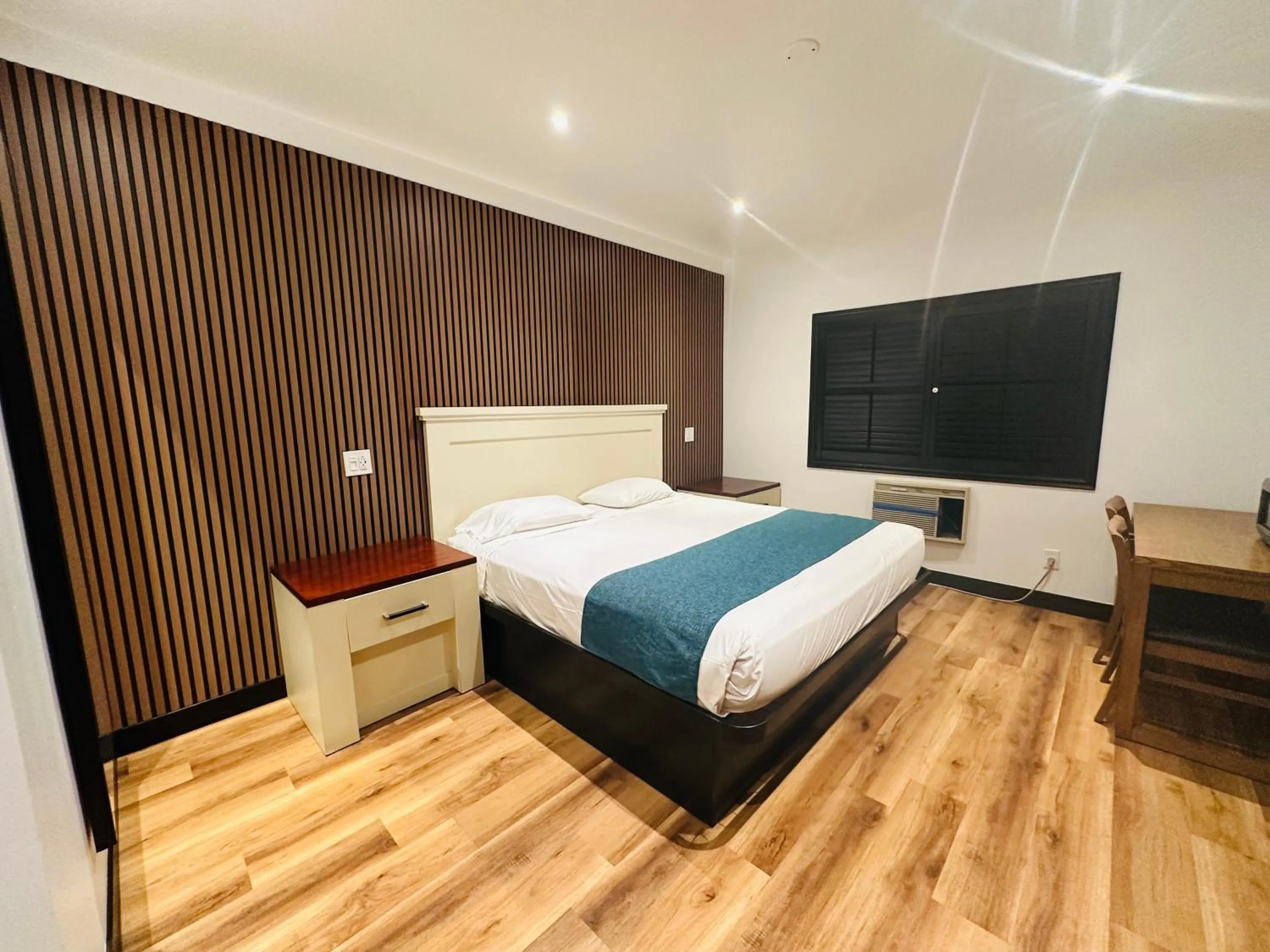 Bed in Casa Playa Inn - Stanton, Anaheim