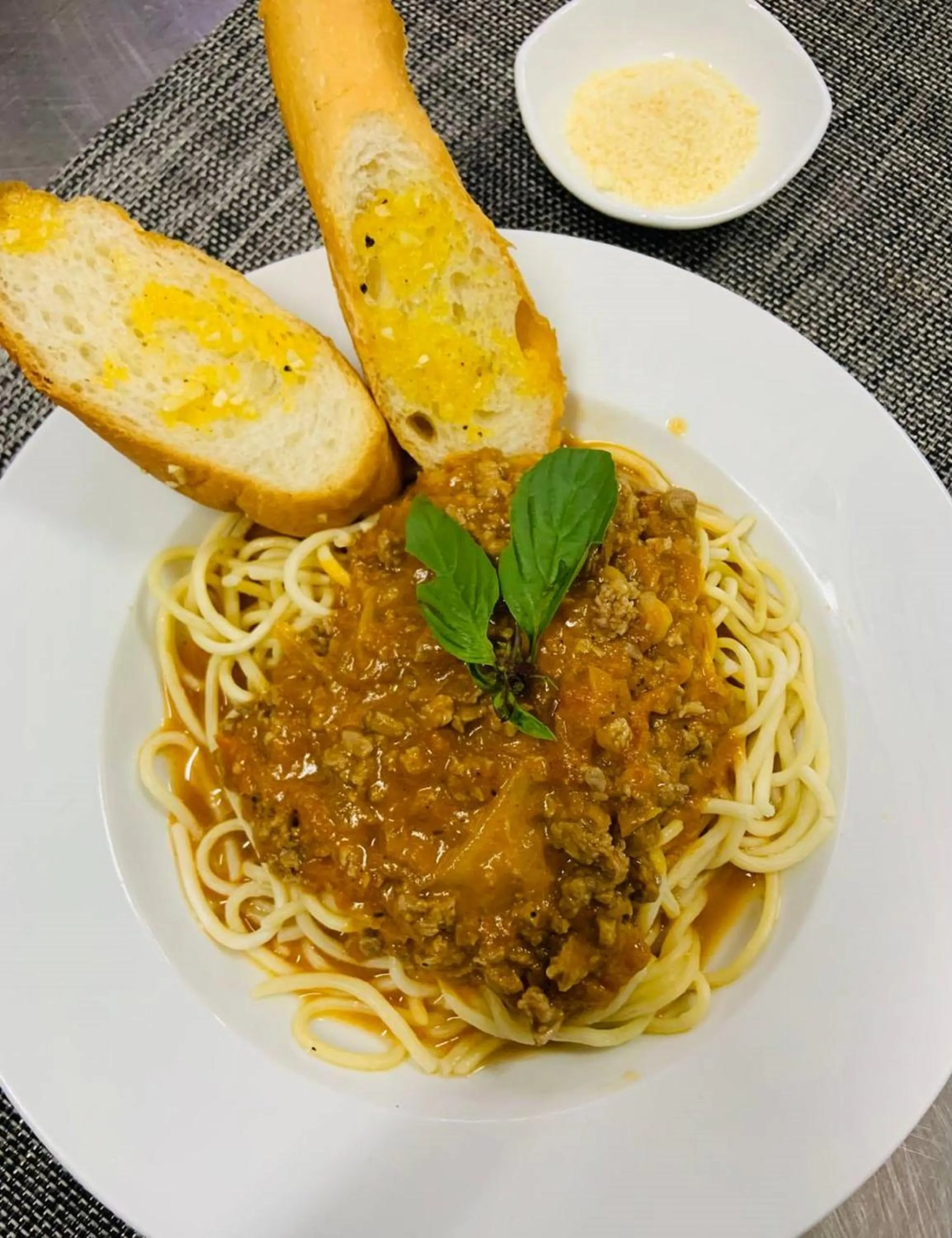 Restaurant/places to eat in V V Hotel Battambang