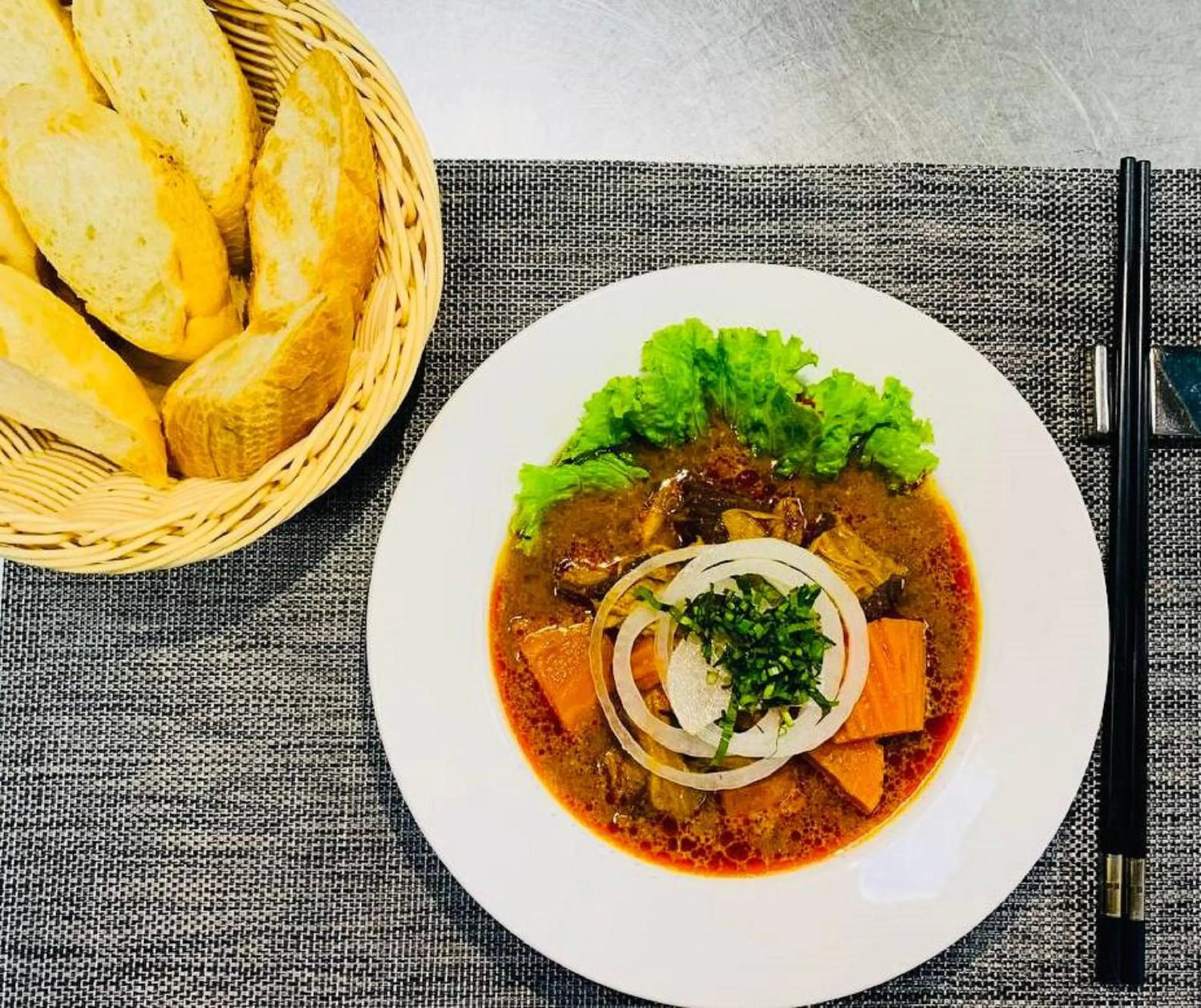 Restaurant/places to eat in V V Hotel Battambang