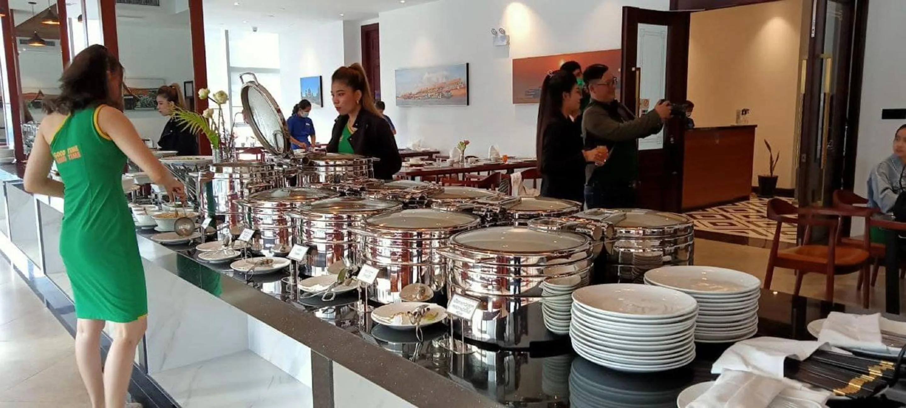 Restaurant/places to eat in V V Hotel Battambang