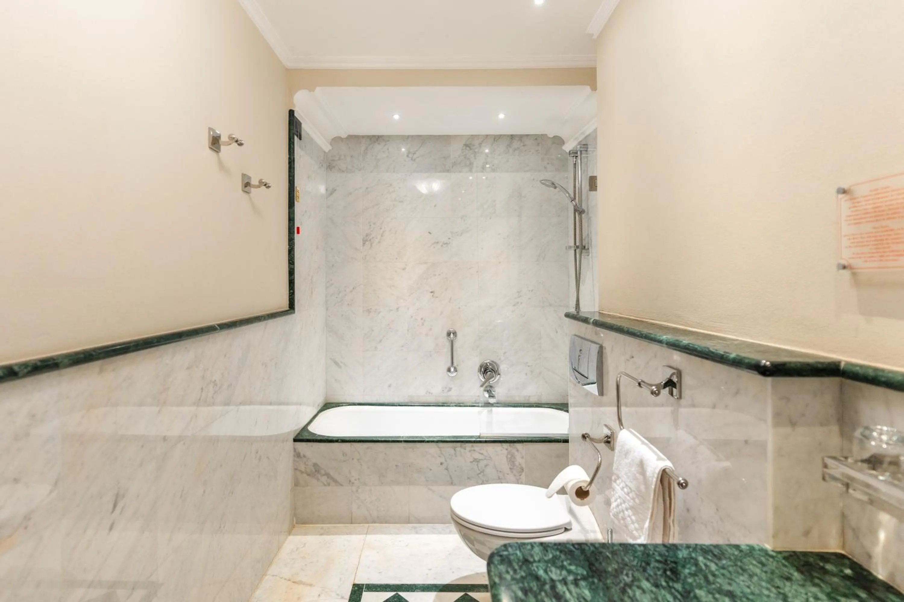 Bathroom in Art Hotel Commercianti